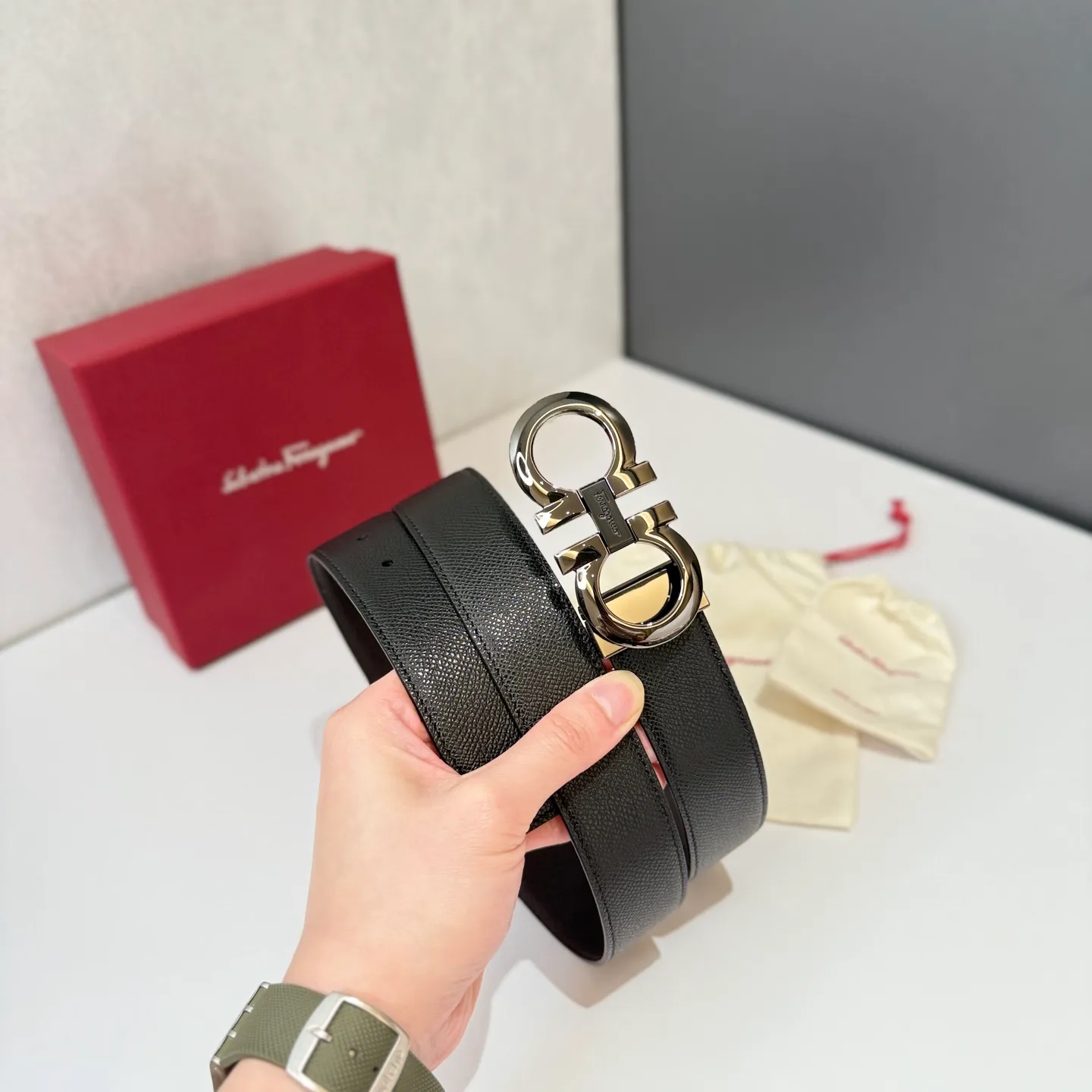 💰440💰Full package💰 💍Purchase level Salvatore Ferragamo is an Italian luxury brand known for its high-quality leather goods, shoes and accessories. Ferragamo's belts are one of its classic products, usually made of high-quality leather, with simple yet elegant designs, suitable for both business and leisure occasions.