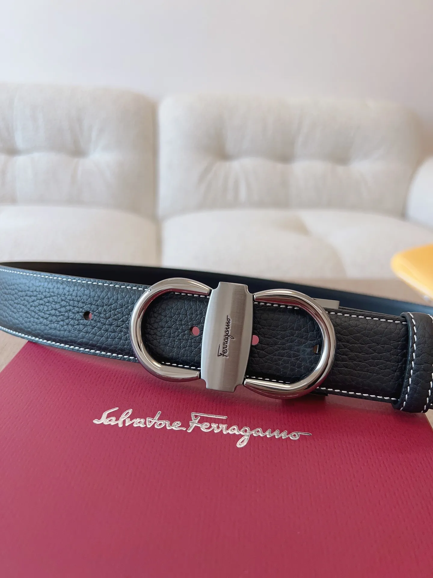 💰480💰Full package💰 💍Purchasing-grade Ferragamo The new Ferragamo belt is made of selected first-layer cowhide, showing a delicate texture; it adopts a double-sided two-color design, which is flexible and versatile and has a cool style, highlighting the trendy style. Different colors appear on both sides, allowing for versatile dressing styles; paired with the trendy Gancio buckle, the brand logo is embellished in the center: adding a finishing touch. The length can be cut and adjusted by yourself, belt width: 35mm