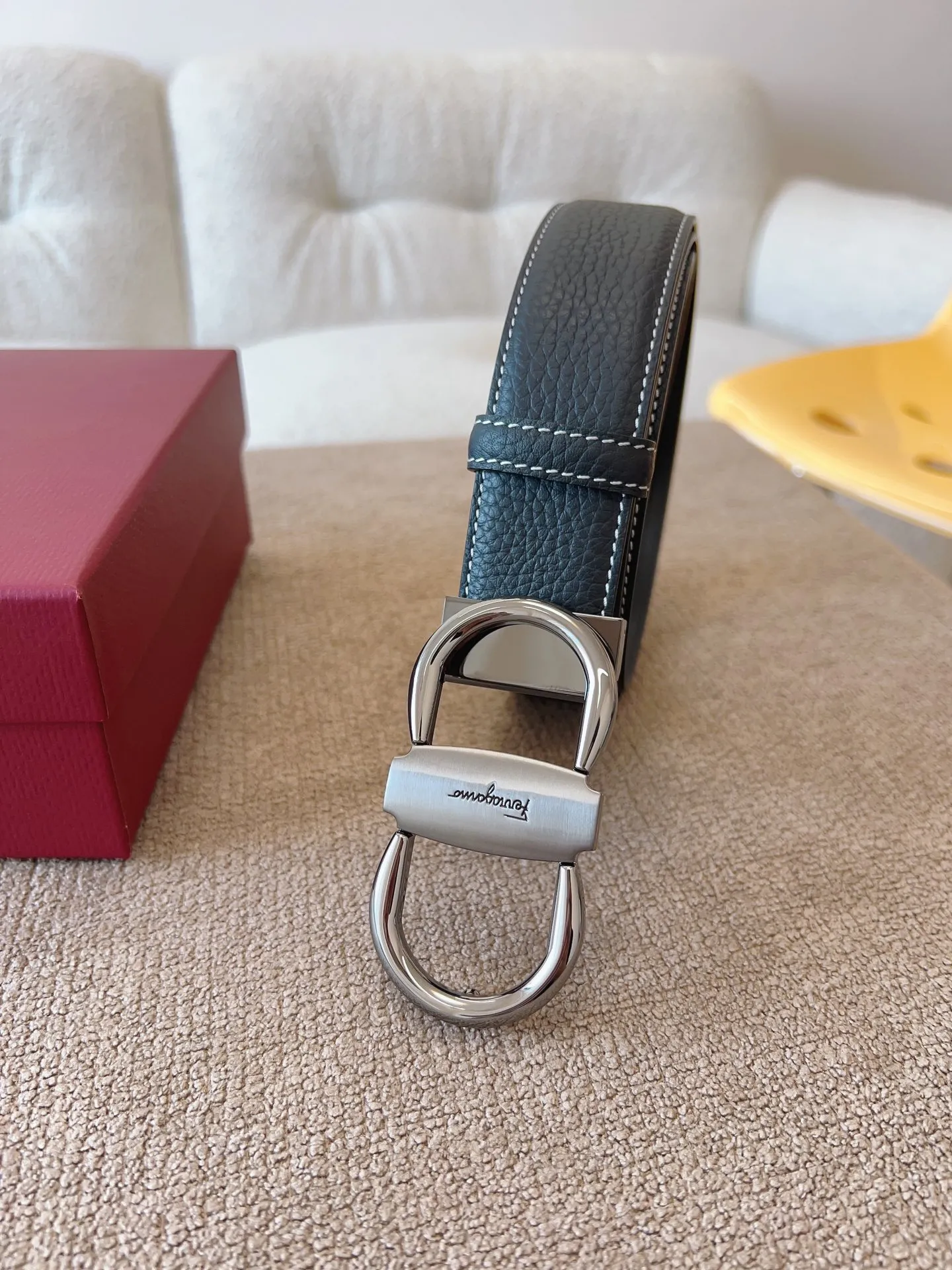 💰480💰Full package💰 💍Purchasing-grade Ferragamo The new Ferragamo belt is made of selected first-layer cowhide, showing a delicate texture; it adopts a double-sided two-color design, which is flexible and versatile and has a cool style, highlighting the trendy style. Different colors appear on both sides, allowing for versatile dressing styles; paired with the trendy Gancio buckle, the brand logo is embellished in the center: adding a finishing touch. The length can be cut and adjusted by yourself, belt width: 35mm