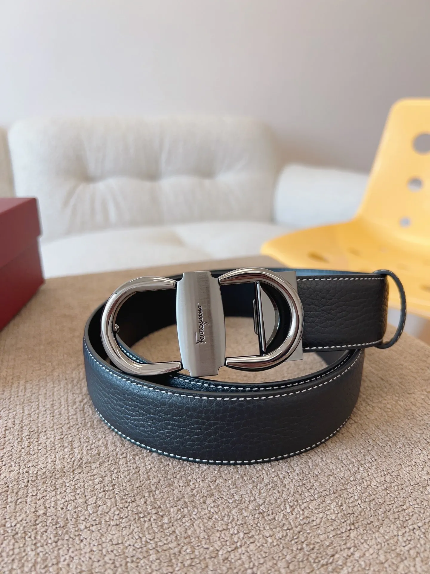 💰480💰Full package💰 💍Purchasing-grade Ferragamo The new Ferragamo belt is made of selected first-layer cowhide, showing a delicate texture; it adopts a double-sided two-color design, which is flexible and versatile and has a cool style, highlighting the trendy style. Different colors appear on both sides, allowing for versatile dressing styles; paired with the trendy Gancio buckle, the brand logo is embellished in the center: adding a finishing touch. The length can be cut and adjusted by yourself, belt width: 35mm