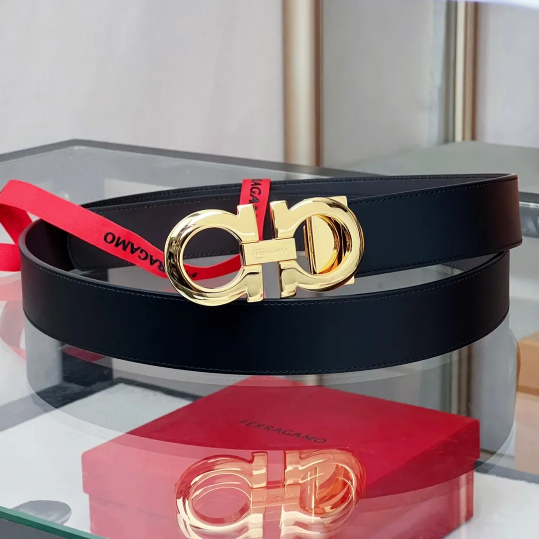 💰440💰Full package💰 💍Purchasing-grade Ferragamo double-sided adjustable Gancini belt This double-sided two-color belt reinterprets Ferragamo's classic Gancini pattern, using shiny palladium gold and gunmetal-colored double-layer structure buckles, adding a touch of avant-garde modern flavor to the classic buckle design. The soft, textured cowhide is specially treated with professional techniques to make the leather softer to the touch and with a finer grain. The length can be adjusted to fit your waist.