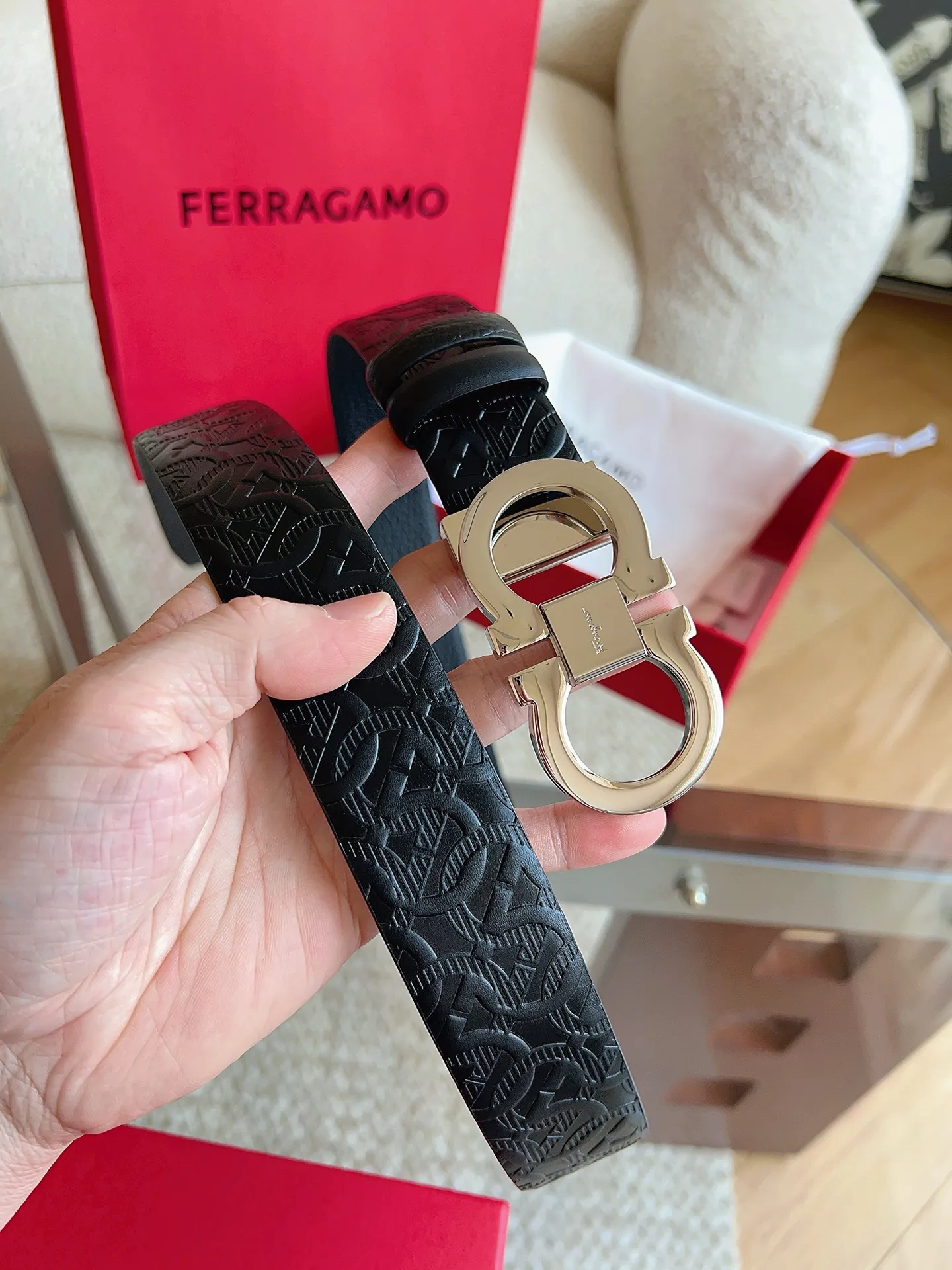 💰440💰Full package💰 💍Purchasing agent Ferragamo (2026 early spring style), the belt is made of first-layer cowhide with special processing, highlighting the natural grain, and using modern and elegant colors to reinterpret men's classic items. The double-sided design complements the Gancini double buckle, creating a flexible and versatile piece. The length is adjustable for a tailor-made fit. Belt width: 3.5cm