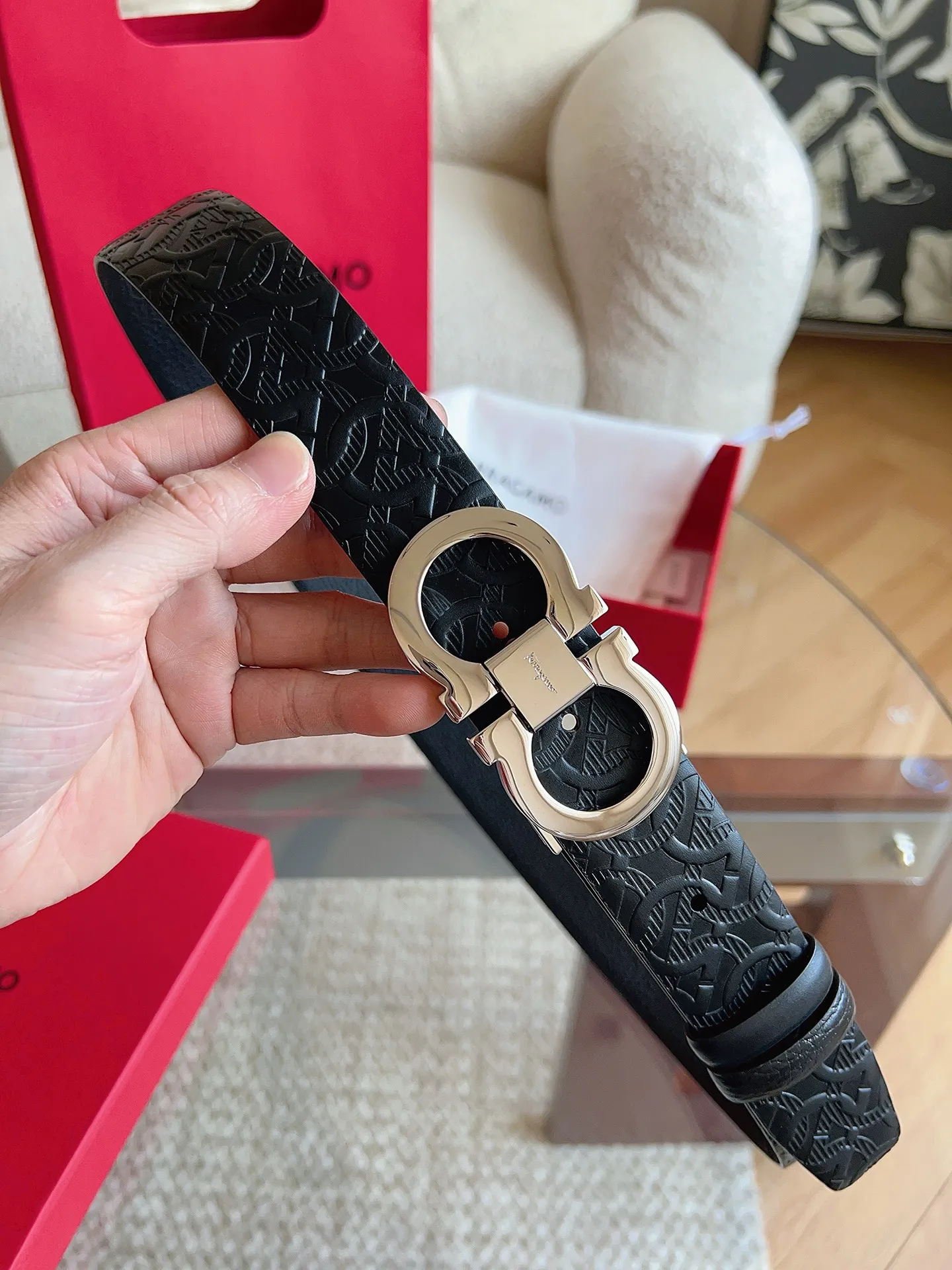 💰440💰Full package💰 💍Purchasing agent Ferragamo (2026 early spring style), the belt is made of first-layer cowhide with special processing, highlighting the natural grain, and using modern and elegant colors to reinterpret men's classic items. The double-sided design complements the Gancini double buckle, creating a flexible and versatile piece. The length is adjustable for a tailor-made fit. Belt width: 3.5cm