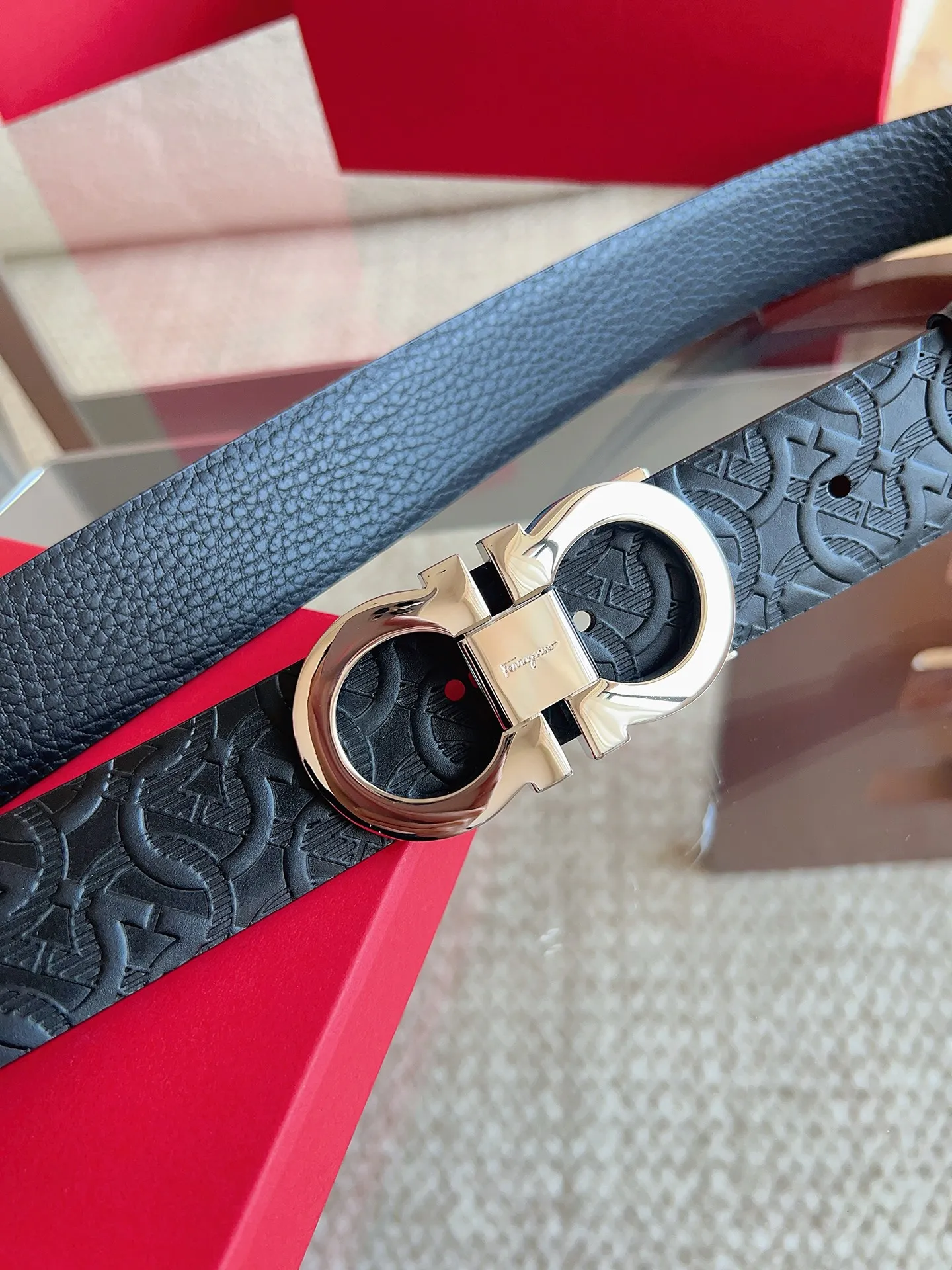 💰440💰Full package💰 💍Purchasing agent Ferragamo (2026 early spring style), the belt is made of first-layer cowhide with special processing, highlighting the natural grain, and using modern and elegant colors to reinterpret men's classic items. The double-sided design complements the Gancini double buckle, creating a flexible and versatile piece. The length is adjustable for a tailor-made fit. Belt width: 3.5cm