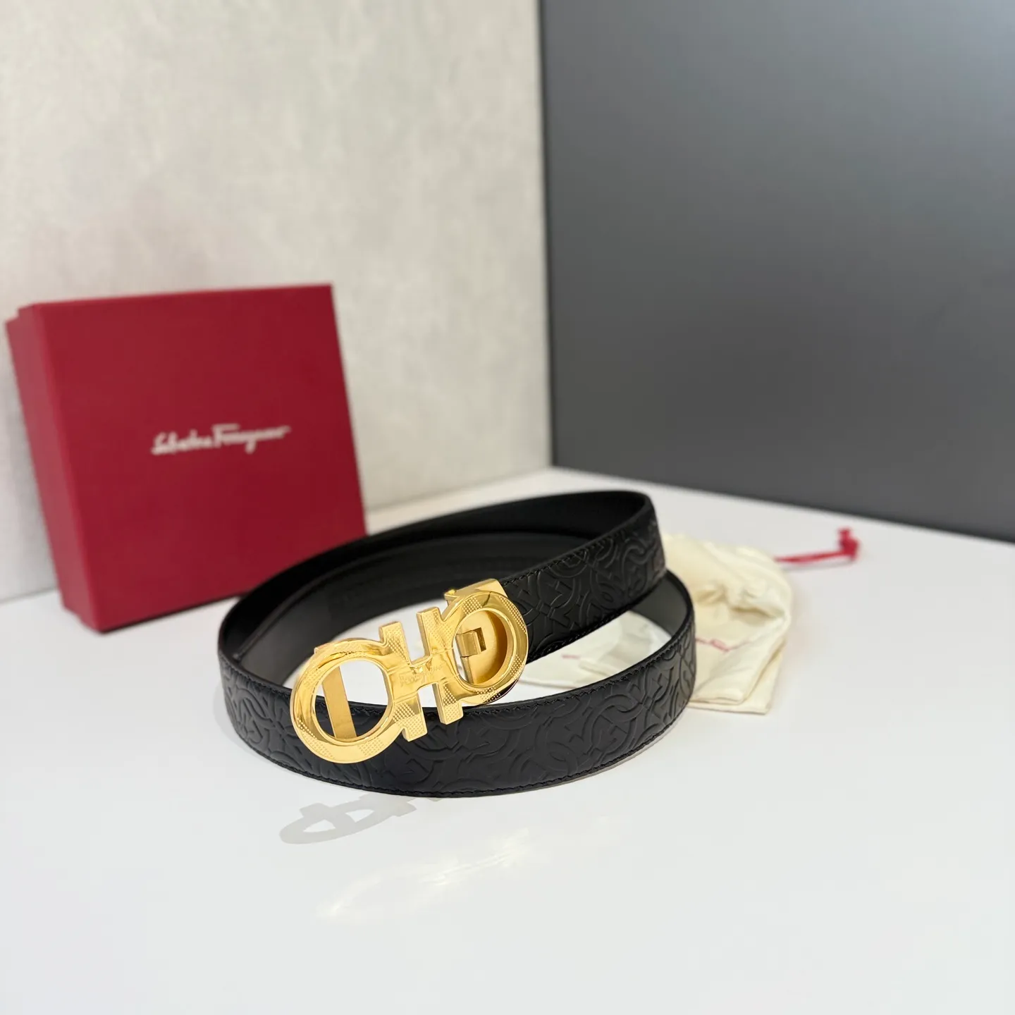 💰460💰Full package💰 💍Purchase level Salvatore Ferragamo is an Italian luxury brand known for its high-quality leather goods, shoes and accessories. Ferragamo's belts are one of its classic products, usually made of high-quality leather, with simple yet elegant designs, suitable for both business and leisure occasions. Automatic smooth buckle belt, stainless steel hardware, matching original leather belt body, adjustable length 🔝🔝🔝❤️❤️❤️