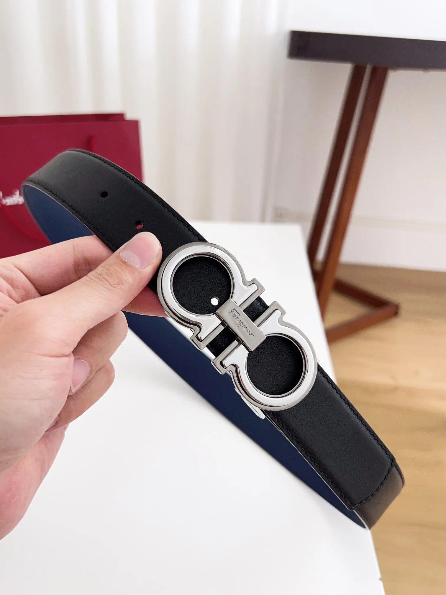 💰460💰Full package💰 💍Purchasing agent Ferragamo⚡️🌹Width 3.5cm, imported first-layer calfskin, double-sided cowhide material, soft and Q-elastic. Dürkopp's diagonal stitching is exquisite and durable. Good quality goods. Button head: pure copper buckle (gold, gun color, silver) Size: 100-125cm Packaging: full set of packaging