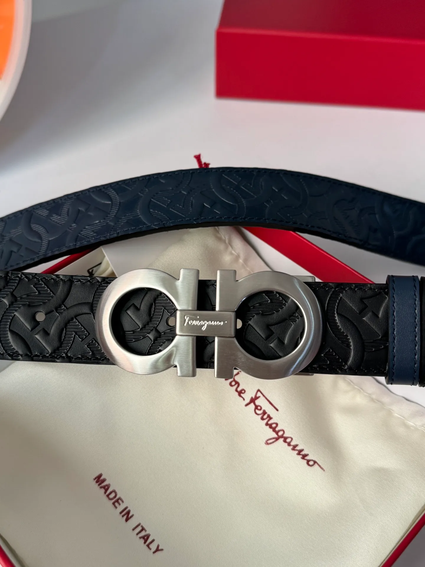 💰440💰Full set of packaging💰 💍Purchasing agent level Ferragamo The reason why men choose Ferragamo is very simple. First of all, the meaning is very good. We Chinese all like 8 symbolizing hair. Whether you are a business elite in the workplace or a business expert wearing such a belt, it looks calm and professional. Furthermore, it is a gift for your father, father-in-law and elders who are full of filial piety. It is really an invincible high-quality product that is not picky. 3.5cm.