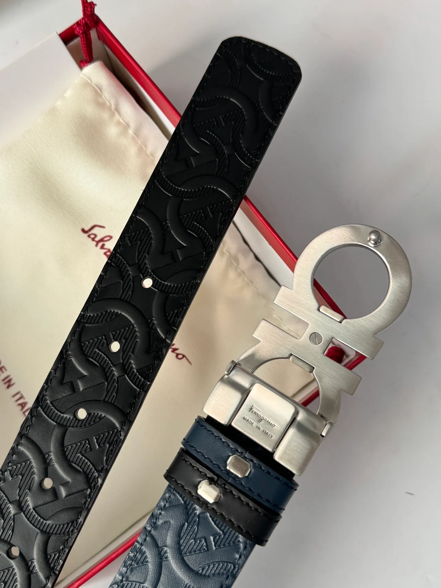 💰440💰Full set of packaging💰 💍Purchasing agent level Ferragamo The reason why men choose Ferragamo is very simple. First of all, the meaning is very good. We Chinese all like 8 symbolizing hair. Whether you are a business elite in the workplace or a business expert wearing such a belt, it looks calm and professional. Furthermore, it is a gift for your father, father-in-law and elders who are full of filial piety. It is really an invincible high-quality product that is not picky. 3.5cm.