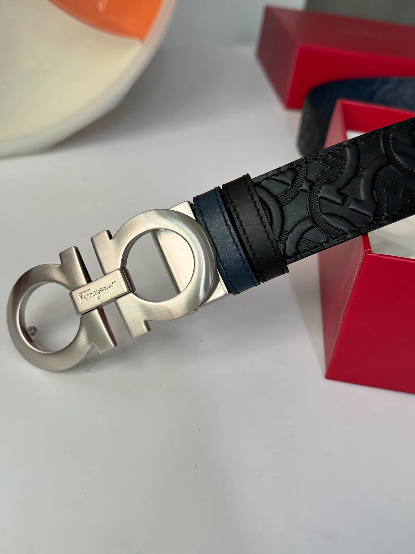 💰440💰Full set of packaging💰 💍Purchasing agent level Ferragamo The reason why men choose Ferragamo is very simple. First of all, the meaning is very good. We Chinese all like 8 symbolizing hair. Whether you are a business elite in the workplace or a business expert wearing such a belt, it looks calm and professional. Furthermore, it is a gift for your father, father-in-law and elders who are full of filial piety. It is really an invincible high-quality product that is not picky. 3.5cm.