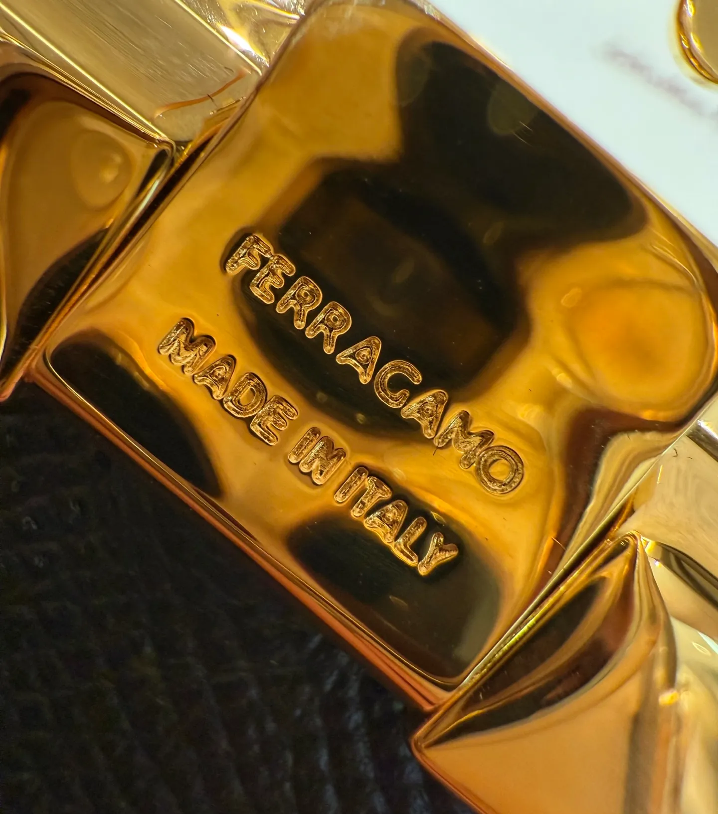 💰440💰Complete package💰 💍Purchase-grade Ferragamo⚡️🌹Double-sided Italian imported original black matching☕️New high-quality palladium-plated buckle Width 35mm Double-sided usable The belt is adjustable and can be cut as needed to achieve a slimming effect