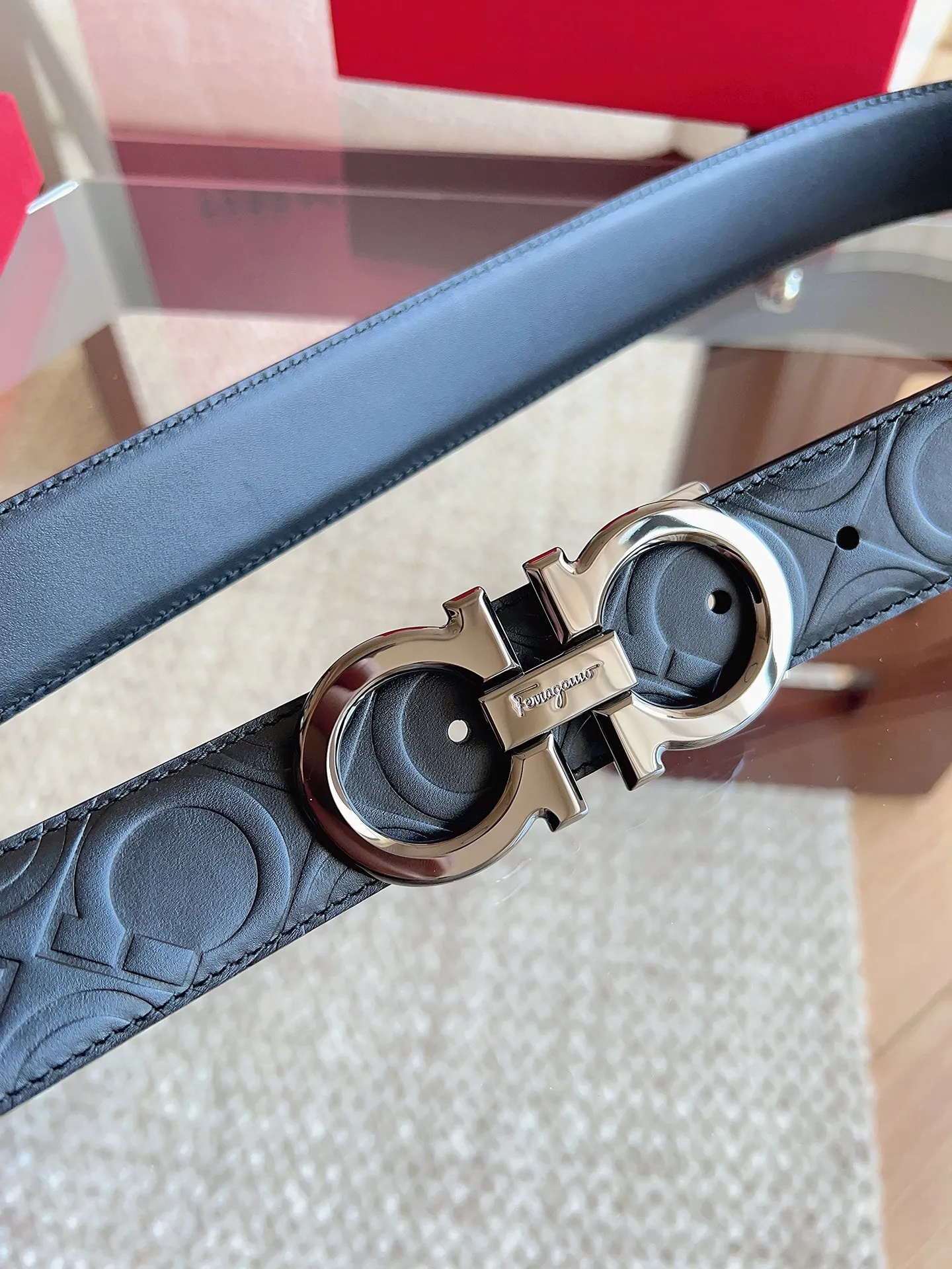 💰440💰Full package💰 💍Purchasing agent Ferragamo (2026 early spring style), the belt is made of first-layer cowhide with special processing, highlighting the natural grain, and using modern and elegant colors to reinterpret men's classic items. The double-sided design complements the Gancini double buckle, creating a flexible and versatile piece. The length is adjustable for a tailor-made fit. Belt width: 3.5cm