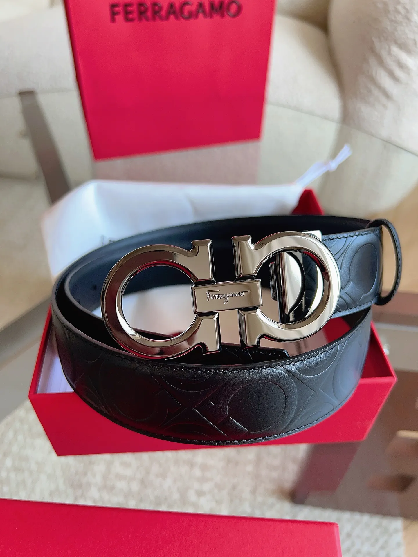 💰440💰Full package💰 💍Purchasing agent Ferragamo (2026 early spring style), the belt is made of first-layer cowhide with special processing, highlighting the natural grain, and using modern and elegant colors to reinterpret men's classic items. The double-sided design complements the Gancini double buckle, creating a flexible and versatile piece. The length is adjustable for a tailor-made fit. Belt width: 3.5cm