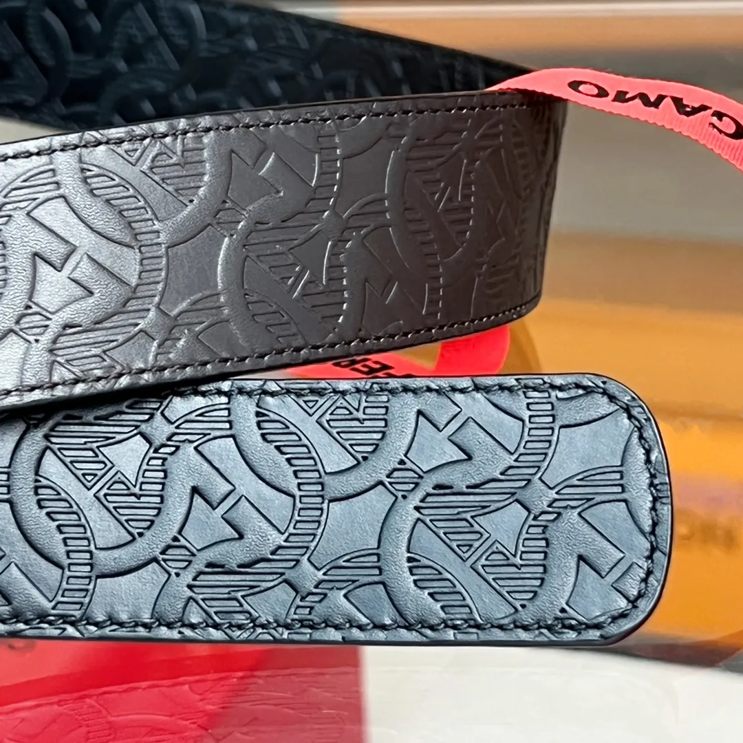 💰440💰Full package💰 💍Purchasing-grade Ferragamo double-sided adjustable Gancini belt This double-sided two-color belt reinterprets Ferragamo's classic Gancini pattern, using shiny palladium gold and gunmetal-colored double-layer structure buckles, adding a touch of avant-garde modern flavor to the classic buckle design. The soft, textured cowhide is specially treated with professional techniques to make the leather softer to the touch and with a finer grain. The length can be adjusted to fit your waist.