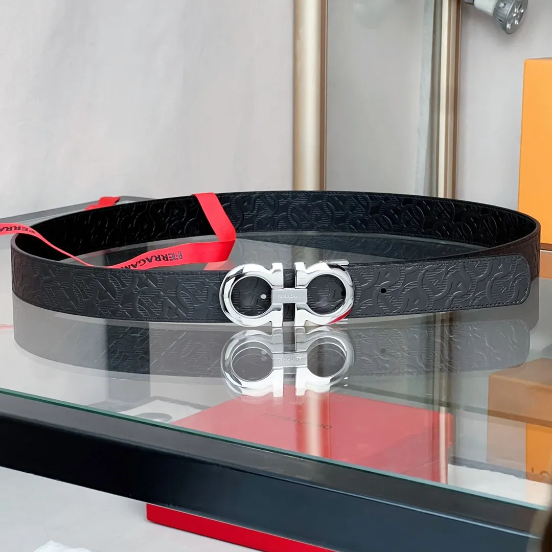 💰440💰Full package💰 💍Purchasing-grade Ferragamo double-sided adjustable Gancini belt This double-sided two-color belt reinterprets Ferragamo's classic Gancini pattern, using shiny palladium gold and gunmetal-colored double-layer structure buckles, adding a touch of avant-garde modern flavor to the classic buckle design. The soft, textured cowhide is specially treated with professional techniques to make the leather softer to the touch and with a finer grain. The length can be adjusted to fit your waist.
