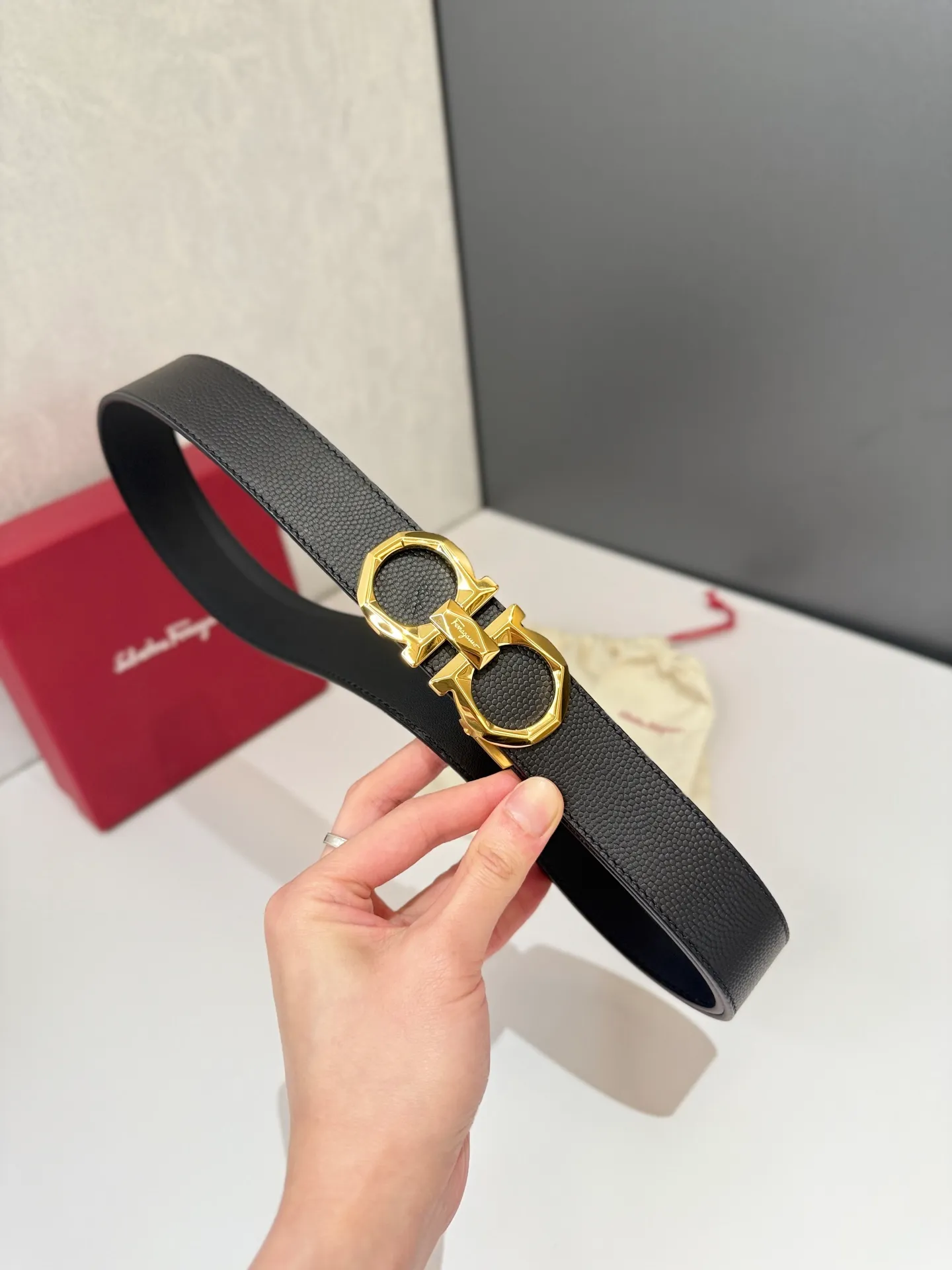 💰460💰Full package💰 💍Purchase level Salvatore Ferragamo is an Italian luxury brand known for its high-quality leather goods, shoes and accessories. Ferragamo's belts are one of its classic products, usually made of high-quality leather, with simple yet elegant designs, suitable for both business and leisure occasions. Automatic smooth buckle belt, stainless steel hardware, matching original leather belt body, adjustable length 🔝🔝🔝❤️❤️❤️