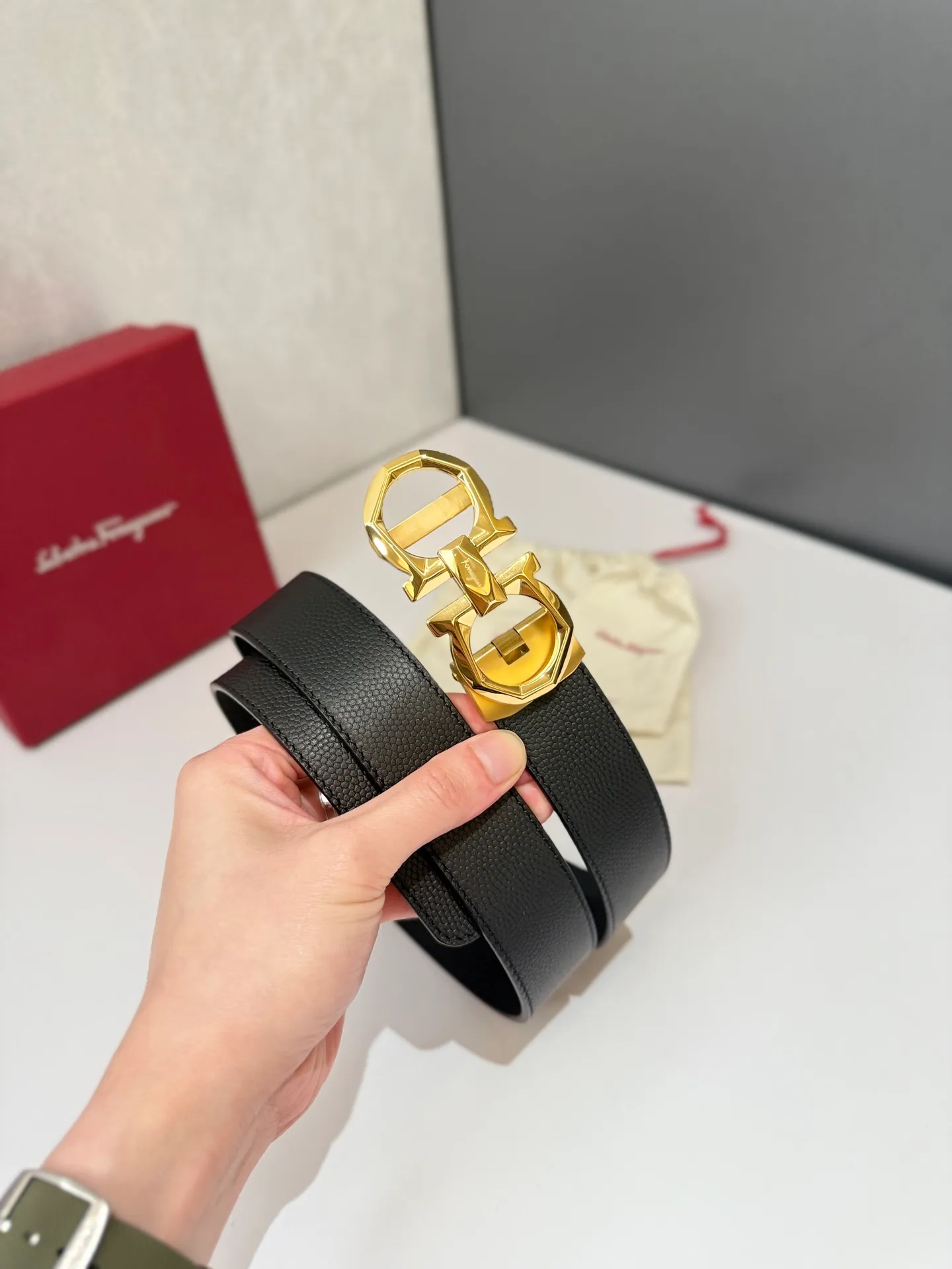 💰460💰Full package💰 💍Purchase level Salvatore Ferragamo is an Italian luxury brand known for its high-quality leather goods, shoes and accessories. Ferragamo's belts are one of its classic products, usually made of high-quality leather, with simple yet elegant designs, suitable for both business and leisure occasions. Automatic smooth buckle belt, stainless steel hardware, matching original leather belt body, adjustable length 🔝🔝🔝❤️❤️❤️