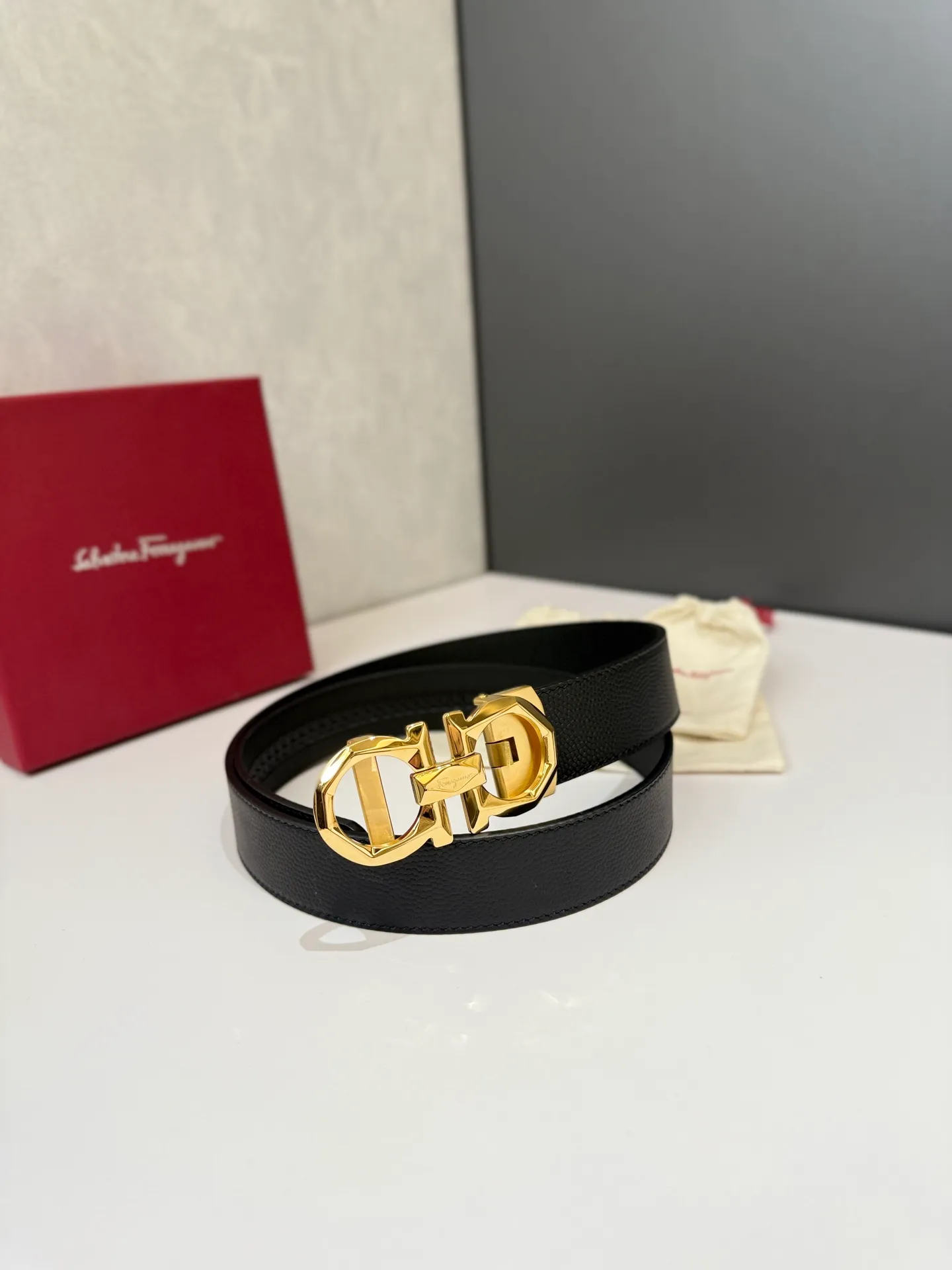 💰460💰Full package💰 💍Purchase level Salvatore Ferragamo is an Italian luxury brand known for its high-quality leather goods, shoes and accessories. Ferragamo's belts are one of its classic products, usually made of high-quality leather, with simple yet elegant designs, suitable for both business and leisure occasions. Automatic smooth buckle belt, stainless steel hardware, matching original leather belt body, adjustable length 🔝🔝🔝❤️❤️❤️