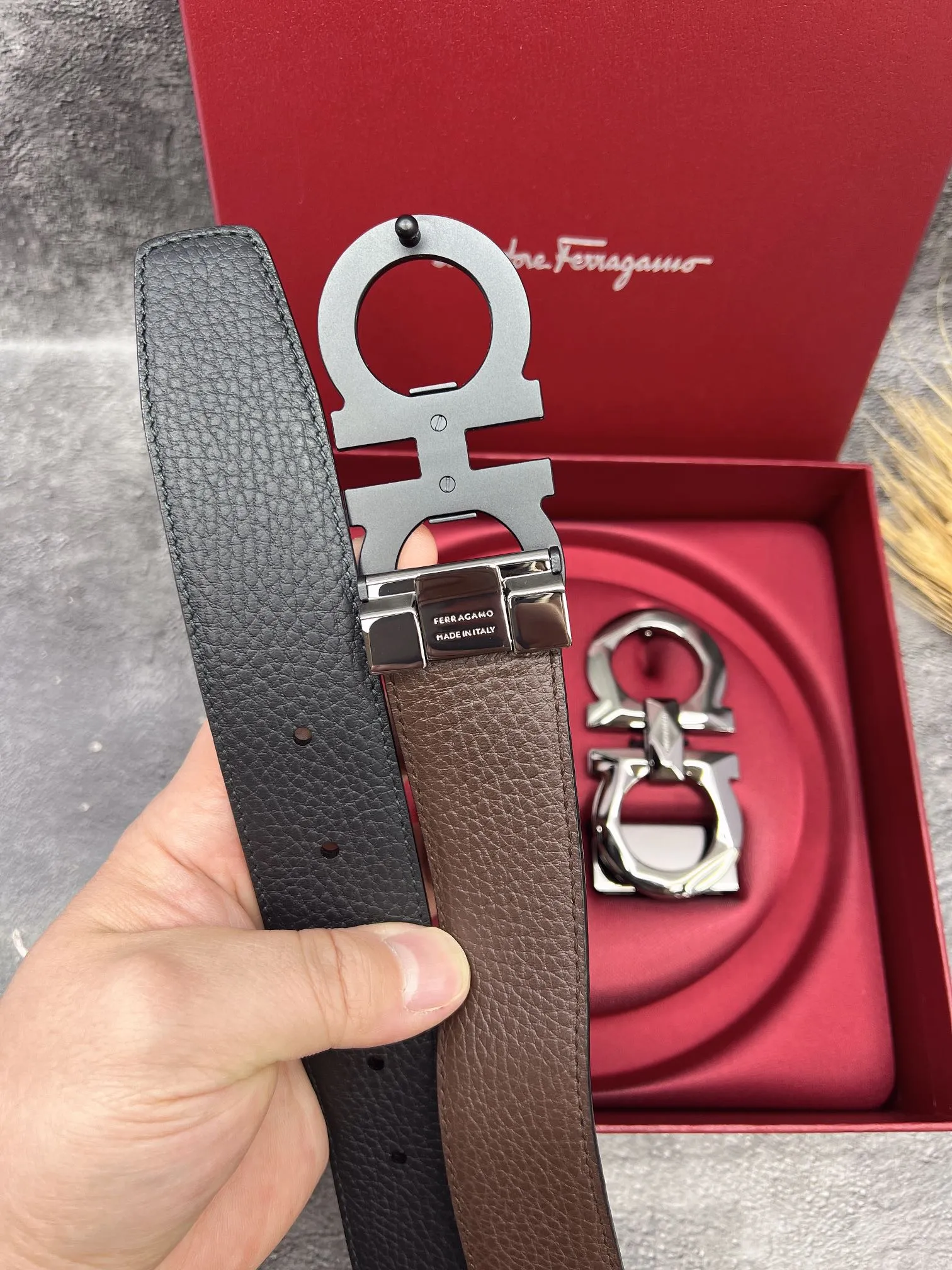 💰560💰Full set of packaging💰 💍Purchasing grade FERRAGAMO⚡️🌹Double-buckle series The same style as the official website for early autumn🎉 Width: 3.5CM Purchasing quality Double buckles can be used with each other Double-sided imported calfskin belt Supports chip scanning The length can be cut by yourself, giving you a counter-like experience 360-degree high-quality metal buckle with no dead ends, worn around the waist to perfectly reflect the quality of life⚡️🌹Gifts and personal use👍
