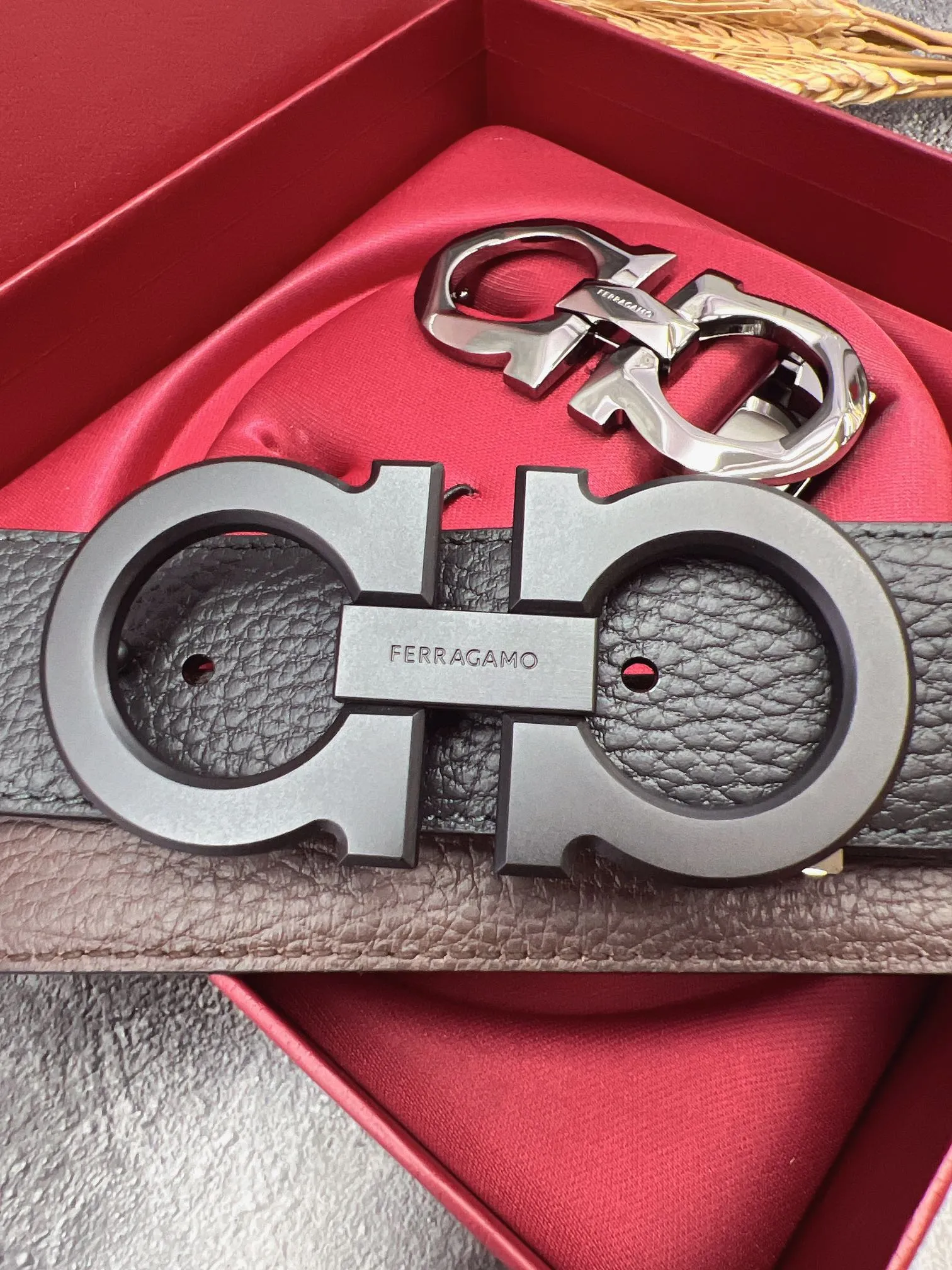 💰560💰Full set of packaging💰 💍Purchasing grade FERRAGAMO⚡️🌹Double-buckle series The same style as the official website for early autumn🎉 Width: 3.5CM Purchasing quality Double buckles can be used with each other Double-sided imported calfskin belt Supports chip scanning The length can be cut by yourself, giving you a counter-like experience 360-degree high-quality metal buckle with no dead ends, worn around the waist to perfectly reflect the quality of life⚡️🌹Gifts and personal use👍
