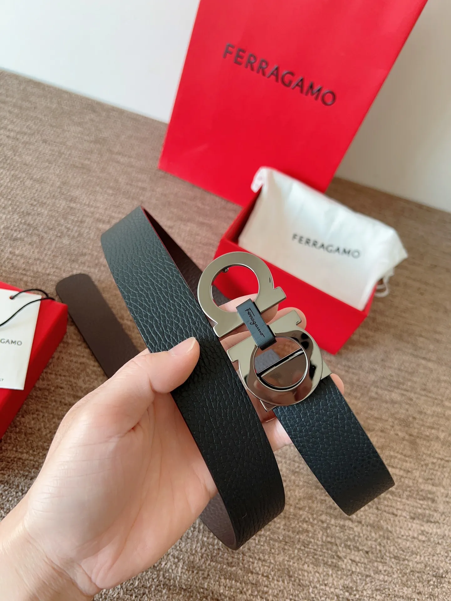 A Ferragamo belt that will never go out of style after several years of use, with original leather, high-quality buckles and brand new packaging. 💰760