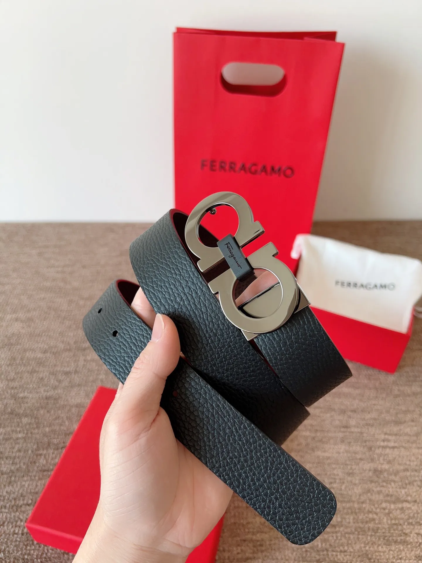 A Ferragamo belt that will never go out of style after several years of use, with original leather, high-quality buckles and brand new packaging. 💰760