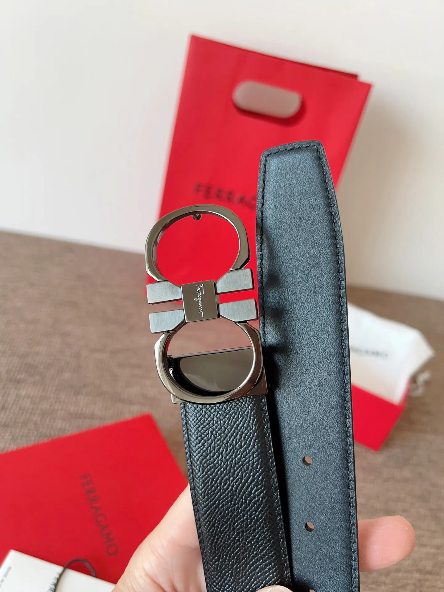 A Ferragamo belt that will never go out of style after several years of use, with original leather, high-quality buckles and brand new packaging. 💰760