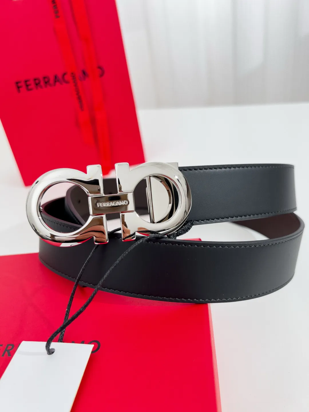💰440💰Full package💰 💍Purchase-grade Ferragamo⚡️🌹Width 3.5cm, imported first-layer calfskin, double-sided cowhide material⚡️🌹The leather is soft and Q-elastic. Dürkopp's diagonal stitching is exquisite and durable. Good quality goods. Button head: pure copper button (gold, gun color, silver)
