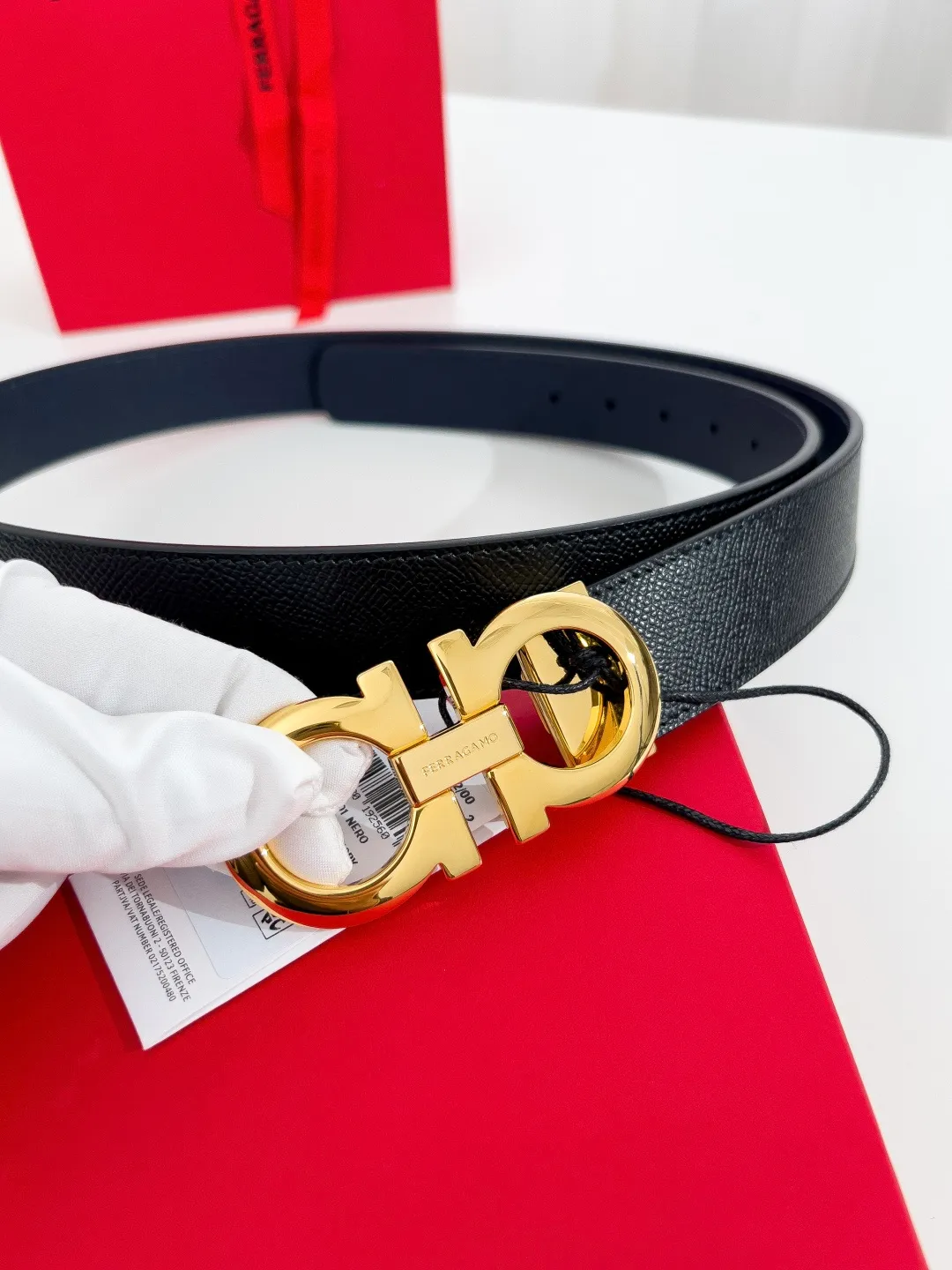 💰440💰Full package💰 💍Purchase-grade Ferragamo⚡️🌹Width 3.5cm, imported first-layer calfskin, double-sided cowhide material⚡️🌹The leather is soft and Q-elastic. Dürkopp's diagonal stitching is exquisite and durable. Good quality goods. Button head: pure copper button (gold, gun color, silver)