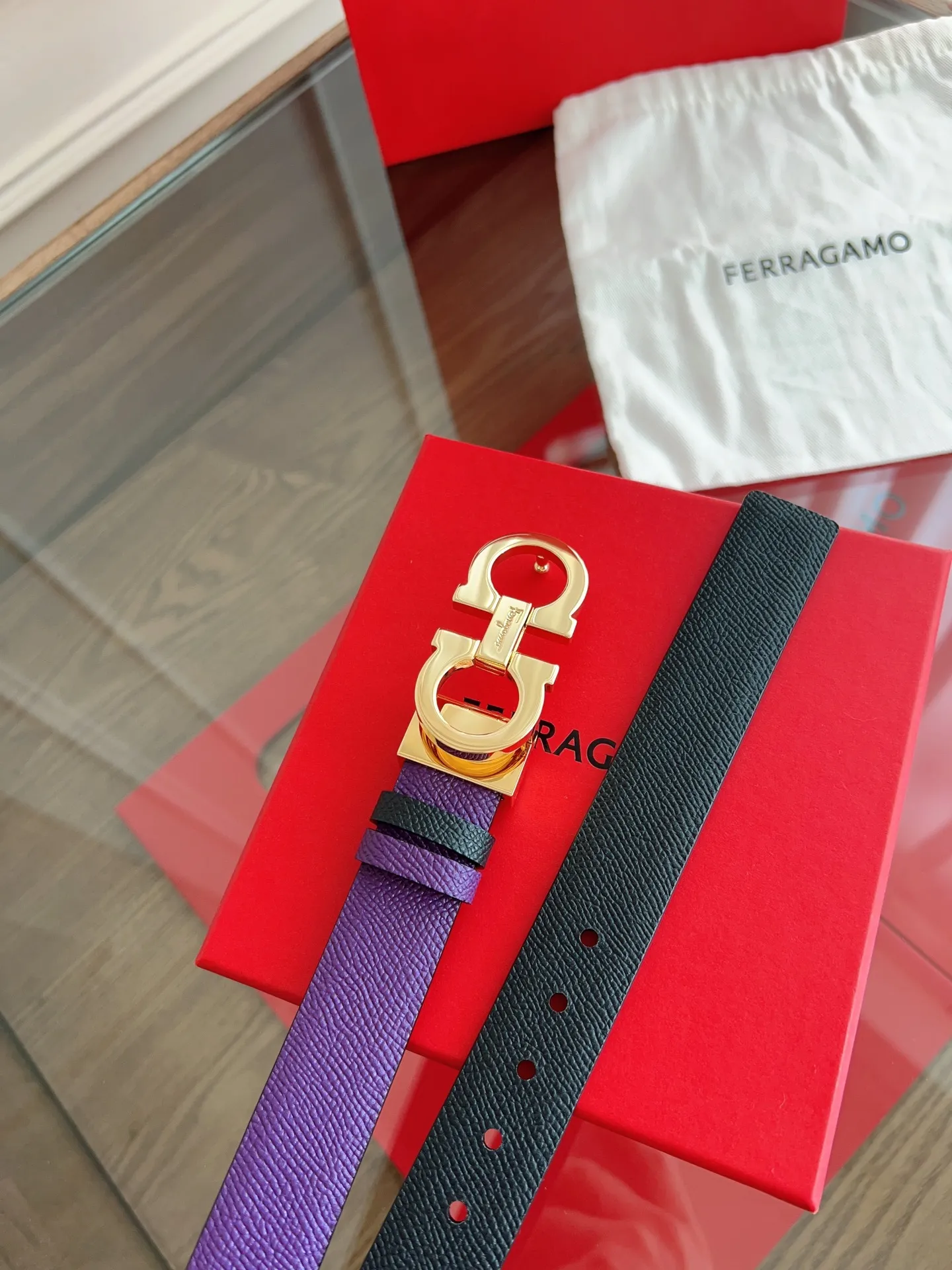 💰440💰Full set of packaging💰 💍Purchasing-grade Ferragamo·High-end quality． Double-sided colors available. The length can be cut by yourself to achieve a slimming effect. Material: The belt is made of imported first-layer cowhide. Exquisite, high-end and classy. Photographed in kind. Width: 2.5cm