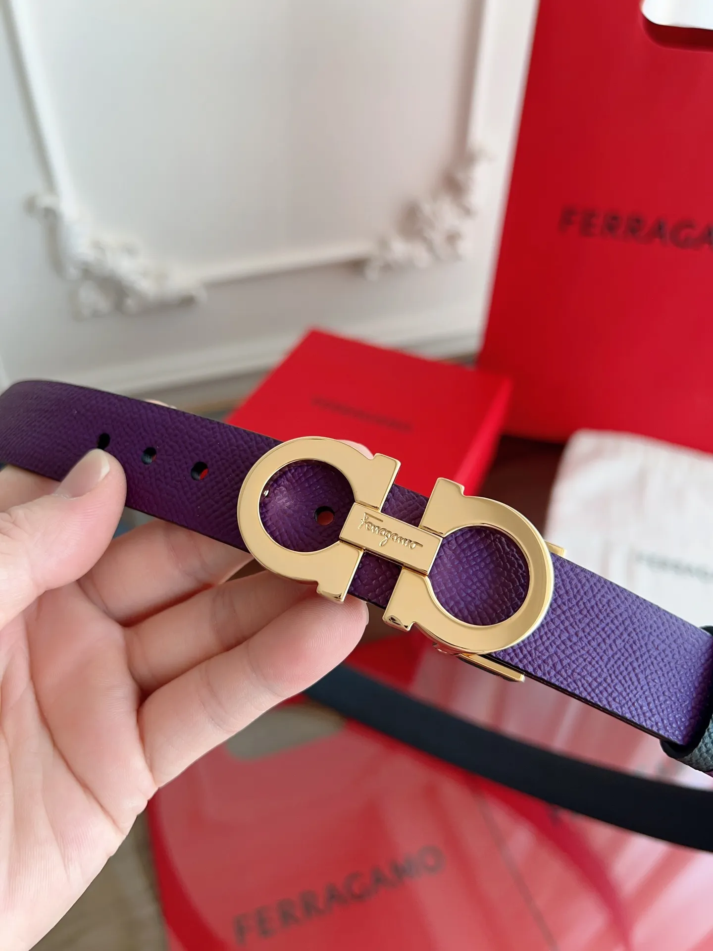 💰440💰Full set of packaging💰 💍Purchasing-grade Ferragamo·High-end quality． Double-sided colors available. The length can be cut by yourself to achieve a slimming effect. Material: The belt is made of imported first-layer cowhide. Exquisite, high-end and classy. Photographed in kind. Width: 2.5cm