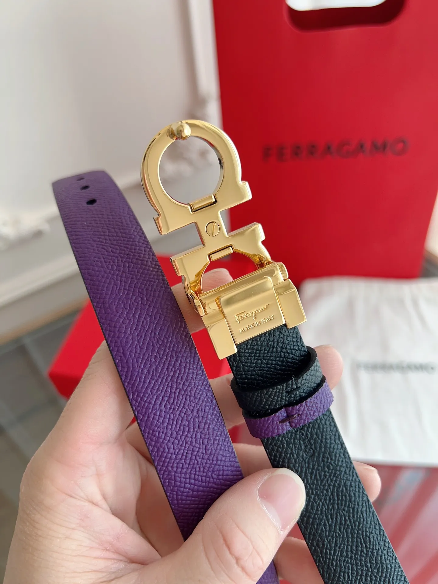 💰440💰Full set of packaging💰 💍Purchasing-grade Ferragamo·High-end quality． Double-sided colors available. The length can be cut by yourself to achieve a slimming effect. Material: The belt is made of imported first-layer cowhide. Exquisite, high-end and classy. Photographed in kind. Width: 2.5cm