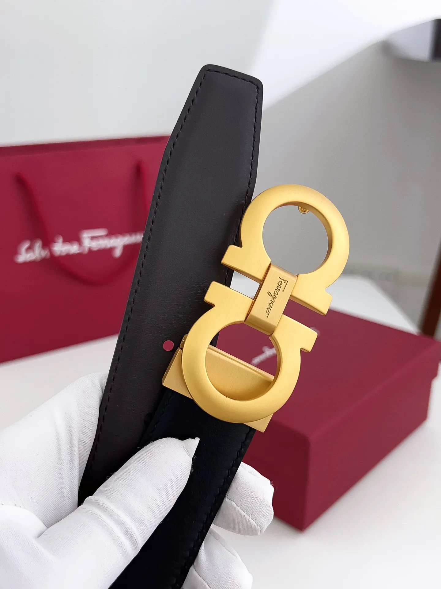💰440💰Full package💰 💍Purchasing-grade Ferragamo Width 3.5cm Imported first-layer calfskin, double-sided cowhide material, soft and Q-elastic leather. Dürkopp's diagonal stitching is exquisite and durable. Good quality goods. Button head: pure copper buckle (gold, gun color, silver) Size: 100-125cm Packaging: full set of packaging