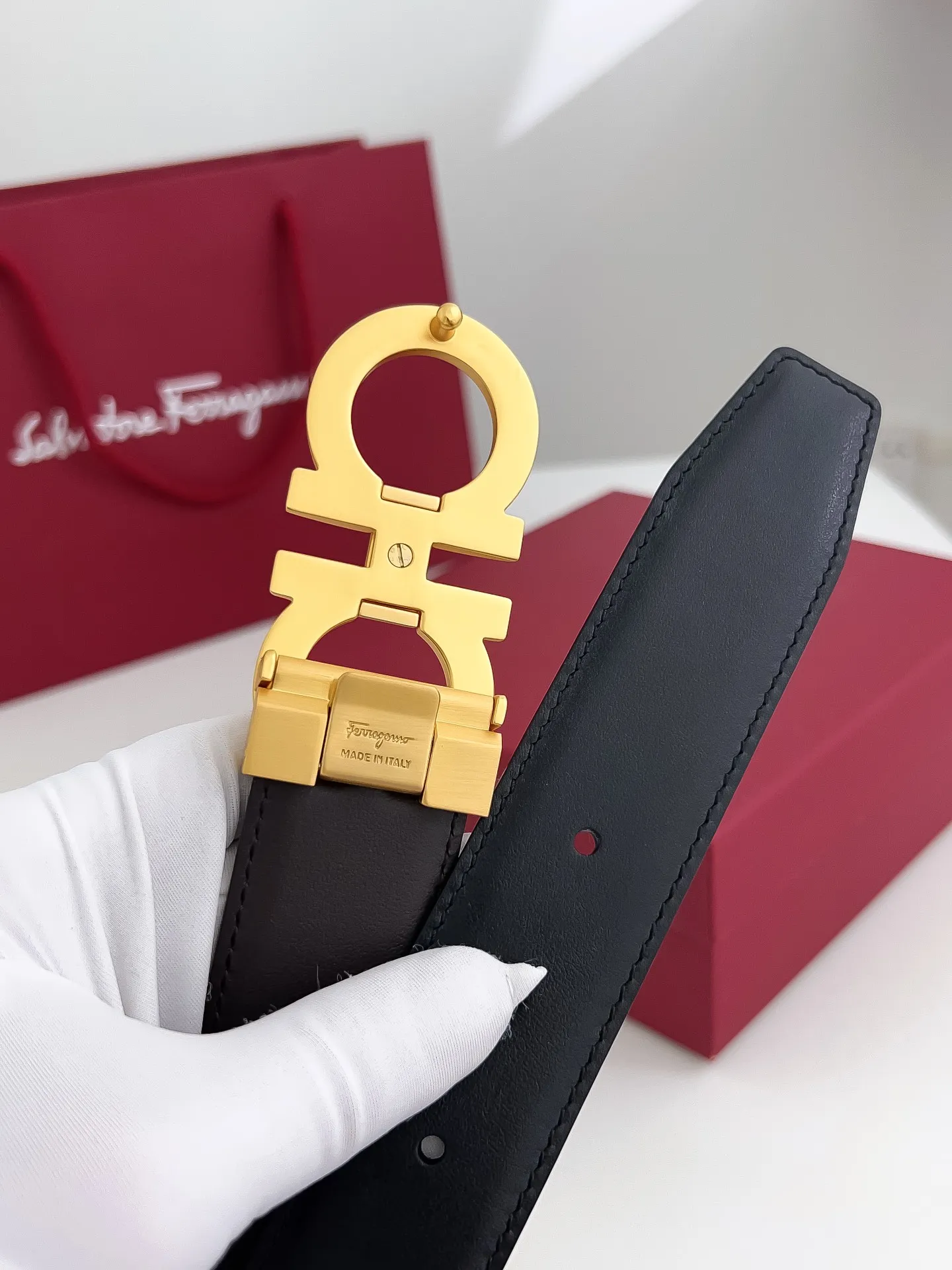 💰440💰Full package💰 💍Purchasing-grade Ferragamo Width 3.5cm Imported first-layer calfskin, double-sided cowhide material, soft and Q-elastic leather. Dürkopp's diagonal stitching is exquisite and durable. Good quality goods. Button head: pure copper buckle (gold, gun color, silver) Size: 100-125cm Packaging: full set of packaging