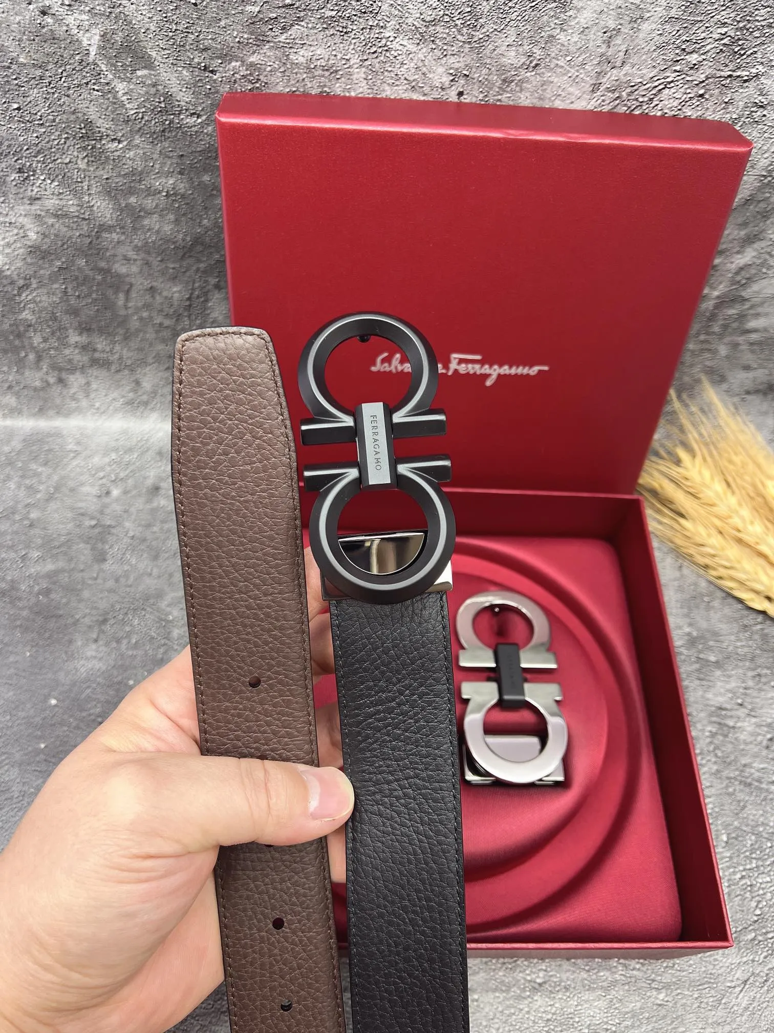 💰560💰Full set of packaging💰 💍Purchasing grade FERRAGAMO⚡️🌹Double-buckle series The same style as the official website for early autumn🎉 Width: 3.5CM Purchasing quality Double buckles can be used with each other Double-sided imported calfskin belt Supports chip scanning The length can be cut by yourself, giving you a counter-like experience 360-degree high-quality metal buckle with no dead ends, worn around the waist to perfectly reflect the quality of life⚡️🌹Gifts and personal use👍