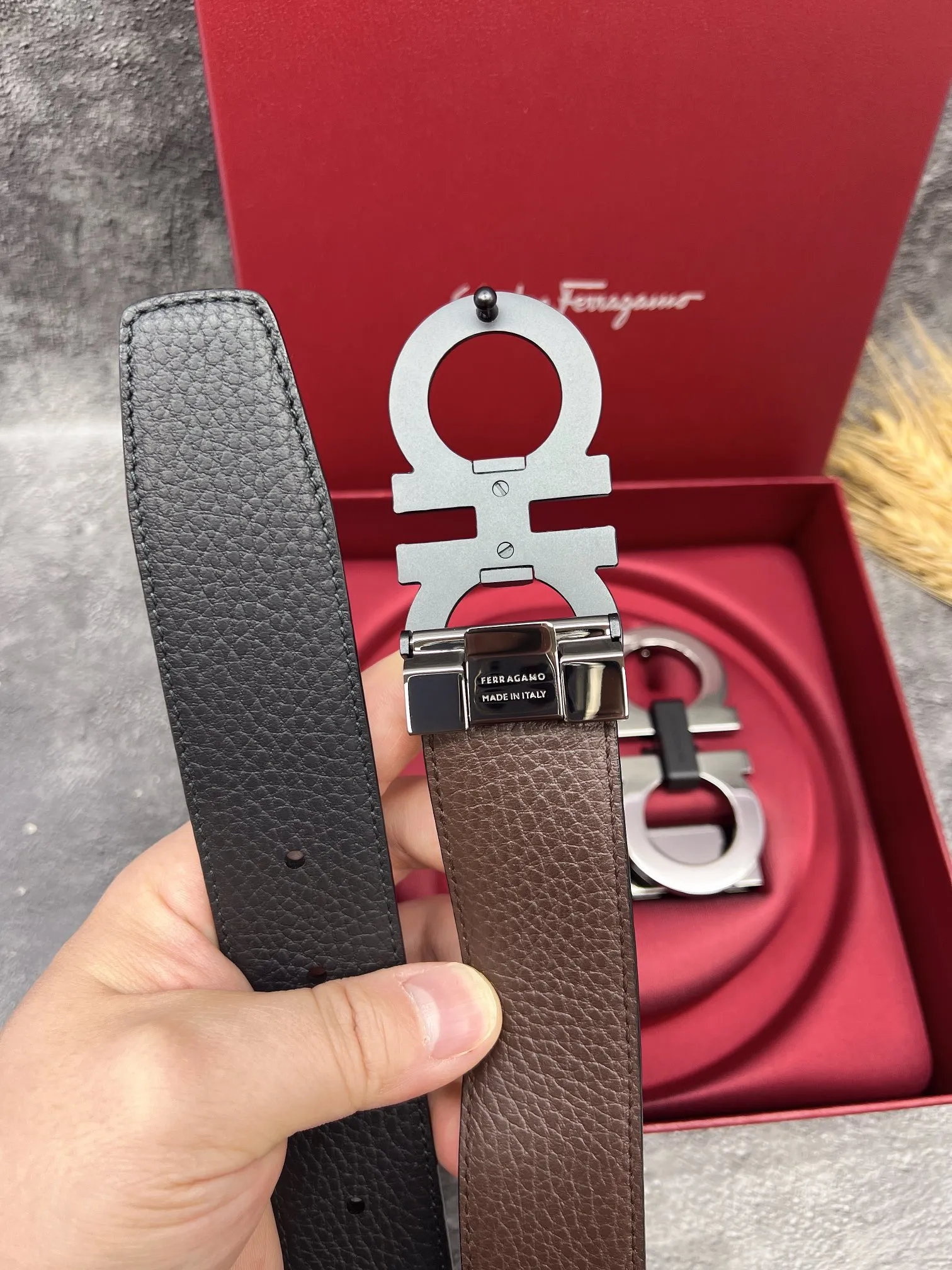 💰560💰Full set of packaging💰 💍Purchasing grade FERRAGAMO⚡️🌹Double-buckle series The same style as the official website for early autumn🎉 Width: 3.5CM Purchasing quality Double buckles can be used with each other Double-sided imported calfskin belt Supports chip scanning The length can be cut by yourself, giving you a counter-like experience 360-degree high-quality metal buckle with no dead ends, worn around the waist to perfectly reflect the quality of life⚡️🌹Gifts and personal use👍