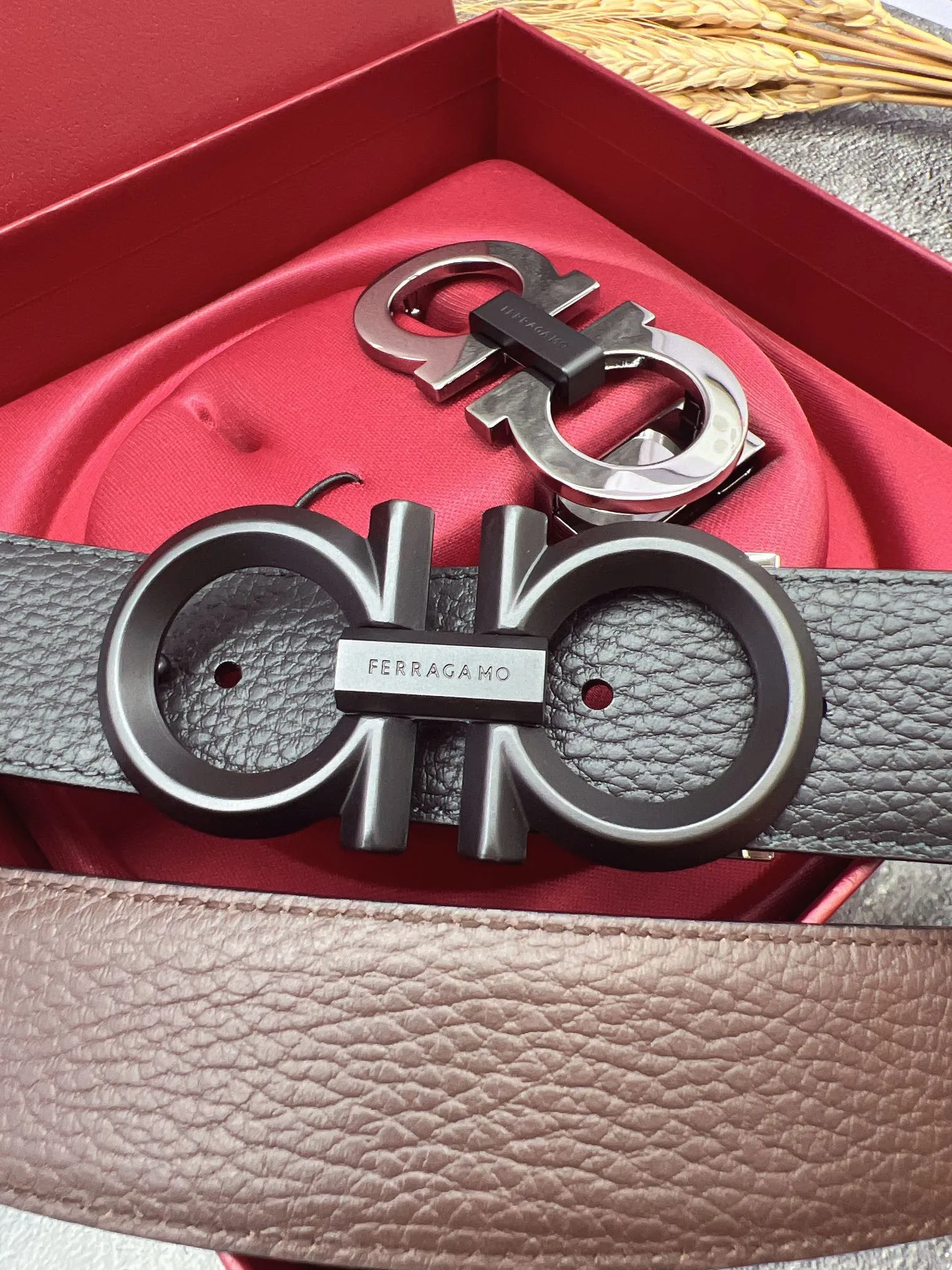 💰560💰Full set of packaging💰 💍Purchasing grade FERRAGAMO⚡️🌹Double-buckle series The same style as the official website for early autumn🎉 Width: 3.5CM Purchasing quality Double buckles can be used with each other Double-sided imported calfskin belt Supports chip scanning The length can be cut by yourself, giving you a counter-like experience 360-degree high-quality metal buckle with no dead ends, worn around the waist to perfectly reflect the quality of life⚡️🌹Gifts and personal use👍