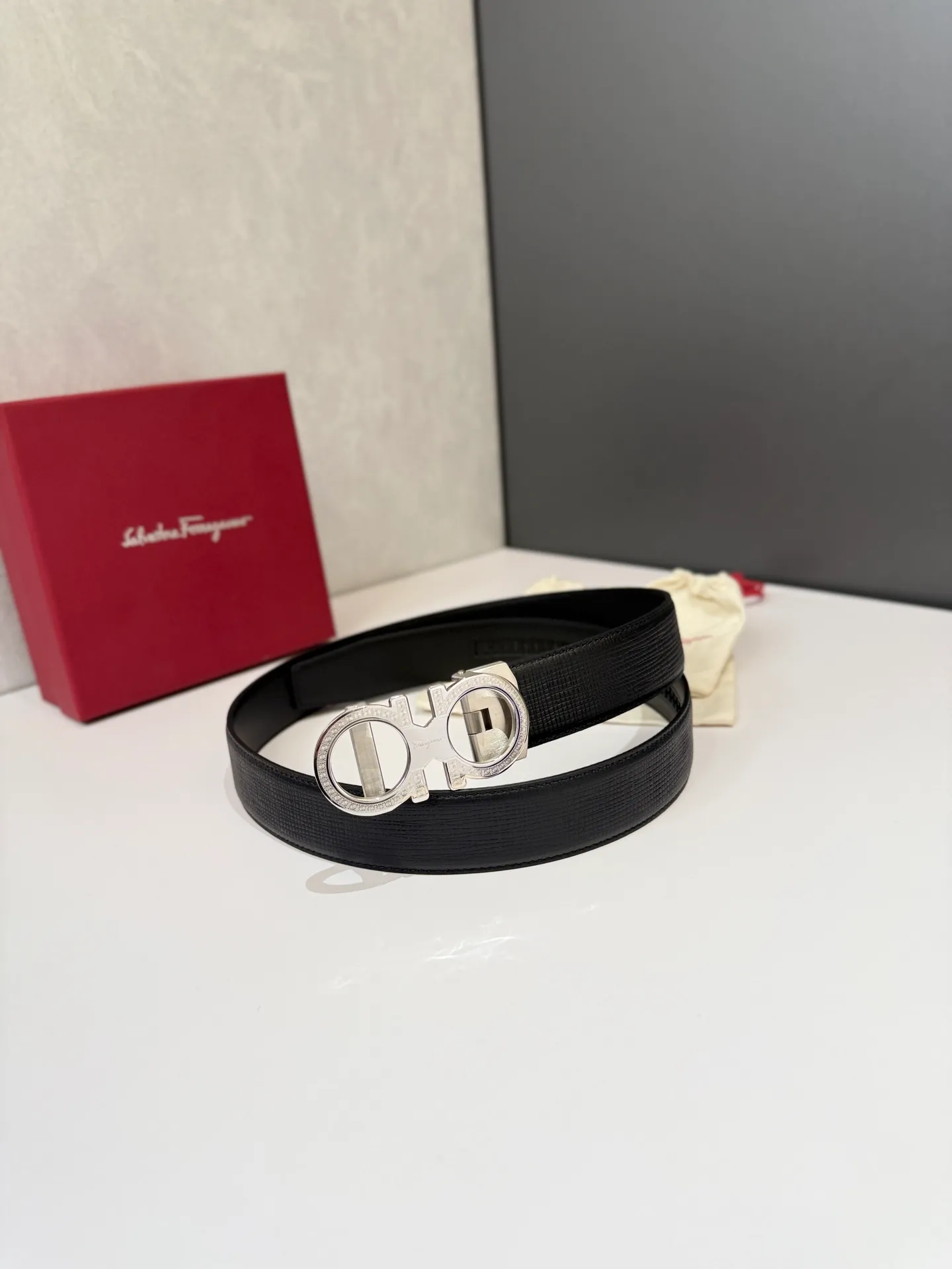 💰460💰Full package💰 💍Purchase level Salvatore Ferragamo is an Italian luxury brand known for its high-quality leather goods, shoes and accessories. Ferragamo's belts are one of its classic products, usually made of high-quality leather, with simple yet elegant designs, suitable for both business and leisure occasions. Automatic smooth buckle belt, stainless steel hardware, matching original leather belt body, adjustable length 🔝🔝🔝❤️❤️❤️