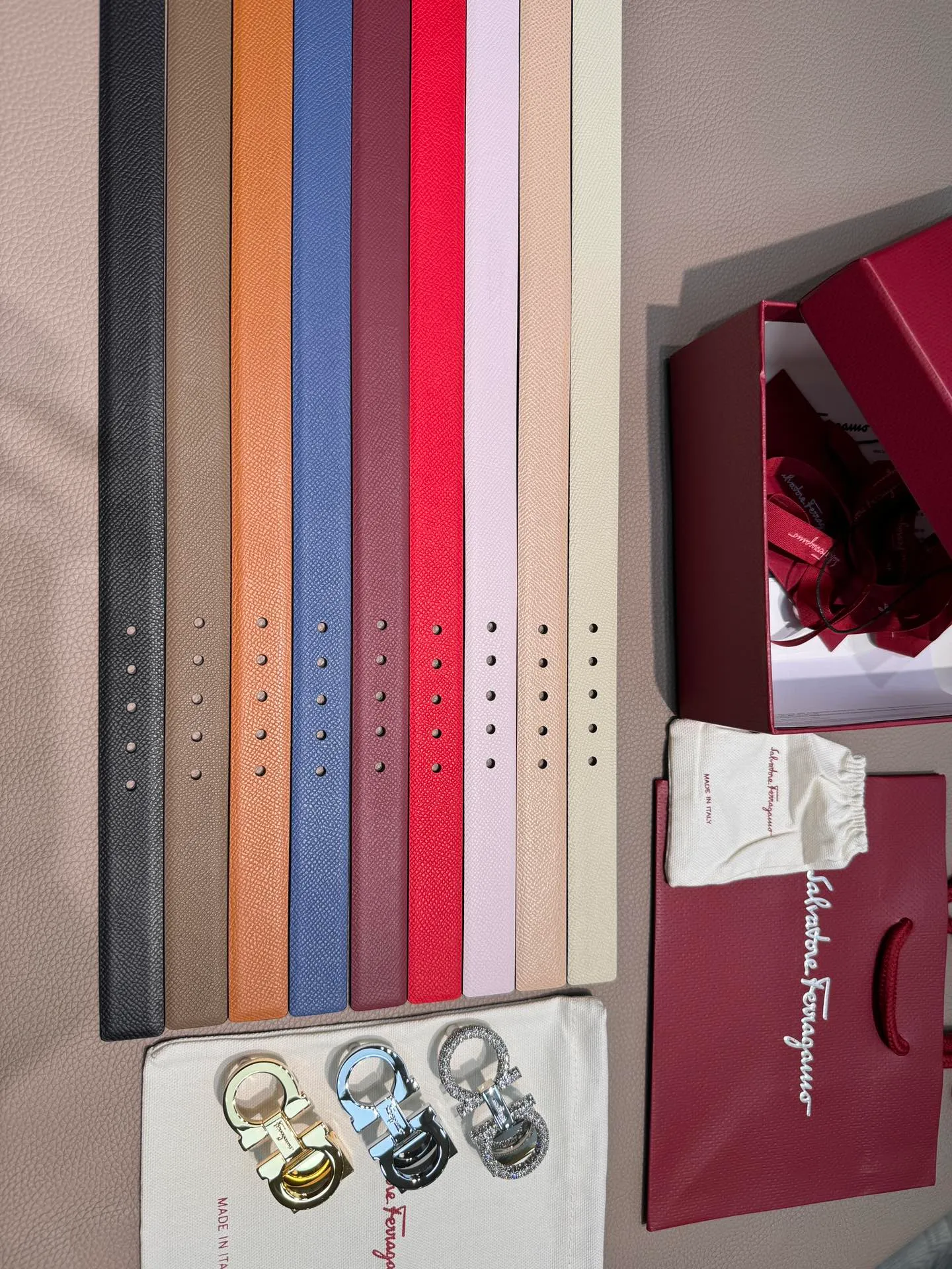 Ferragamo women's 2.5cm reversible belt is reversible and can be used perfectly in any style. The classic style will never go out of style.
