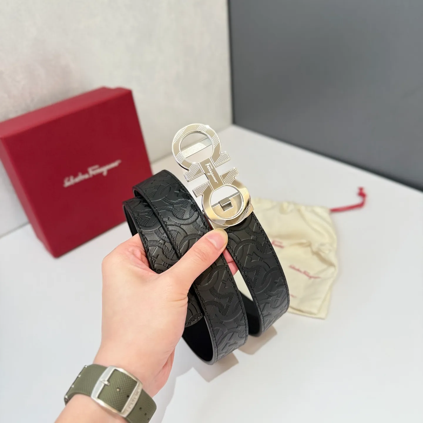 💰460💰Full package💰 💍Purchase level Salvatore Ferragamo is an Italian luxury brand known for its high-quality leather goods, shoes and accessories. Ferragamo's belts are one of its classic products, usually made of high-quality leather, with simple yet elegant designs, suitable for both business and leisure occasions. Automatic smooth buckle belt, stainless steel hardware, matching original leather belt body, adjustable length 🔝🔝🔝❤️❤️❤️
