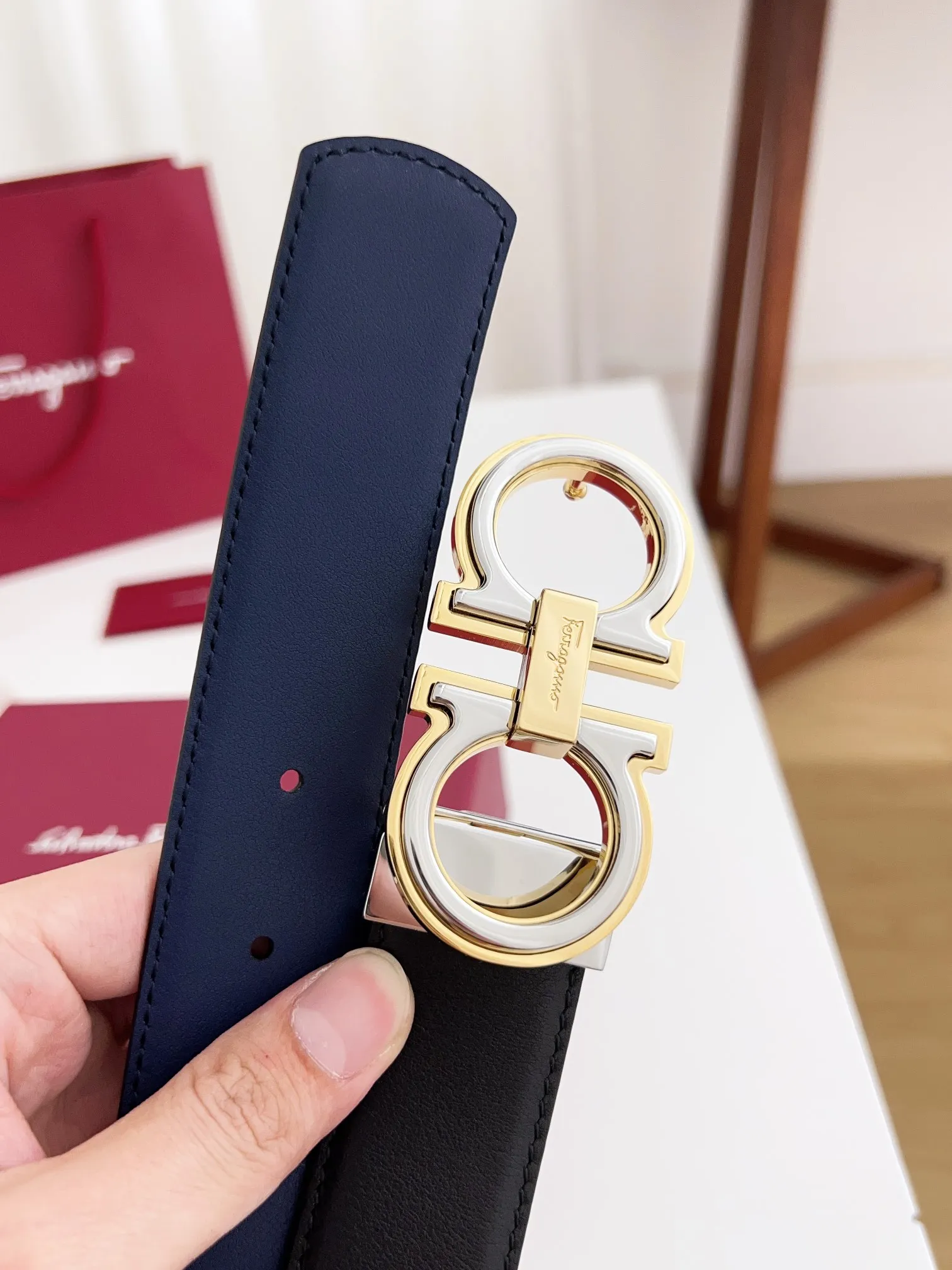 💰460💰Full package💰 💍Purchasing agent Ferragamo⚡️🌹Width 3.5cm, imported first-layer calfskin, double-sided cowhide material, soft and Q-elastic. Dürkopp's diagonal stitching is exquisite and durable. Good quality goods. Button head: pure copper buckle (gold, gun color, silver) Size: 100-125cm Packaging: full set of packaging
