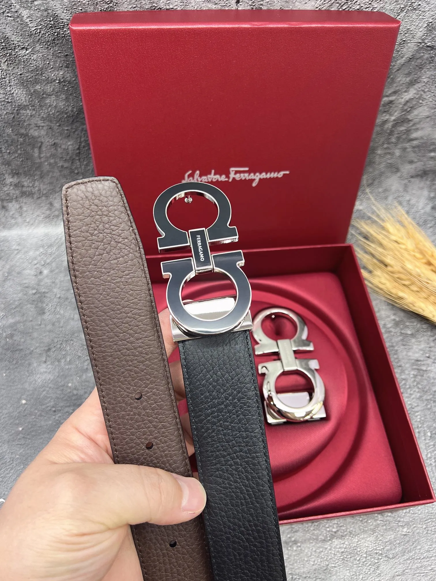 💰560💰Full set of packaging💰 💍Purchasing grade FERRAGAMO⚡️🌹Double-buckle series The same style as the official website for early autumn🎉 Width: 3.5CM Purchasing quality Double buckles can be used with each other Double-sided imported calfskin belt Supports chip scanning The length can be cut by yourself, giving you a counter-like experience 360-degree high-quality metal buckle with no dead ends, worn around the waist to perfectly reflect the quality of life⚡️🌹Gifts and personal use👍