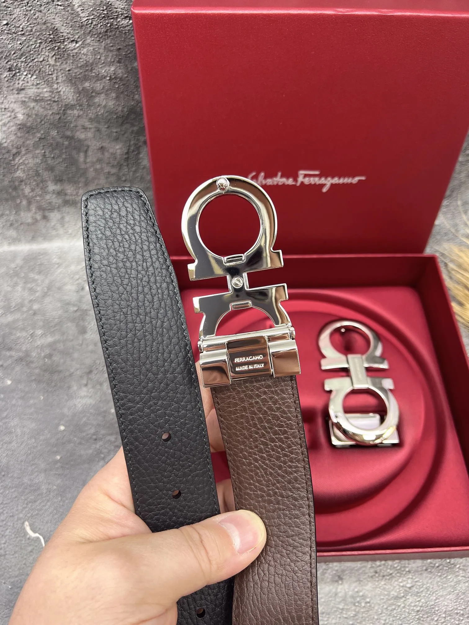 💰560💰Full set of packaging💰 💍Purchasing grade FERRAGAMO⚡️🌹Double-buckle series The same style as the official website for early autumn🎉 Width: 3.5CM Purchasing quality Double buckles can be used with each other Double-sided imported calfskin belt Supports chip scanning The length can be cut by yourself, giving you a counter-like experience 360-degree high-quality metal buckle with no dead ends, worn around the waist to perfectly reflect the quality of life⚡️🌹Gifts and personal use👍