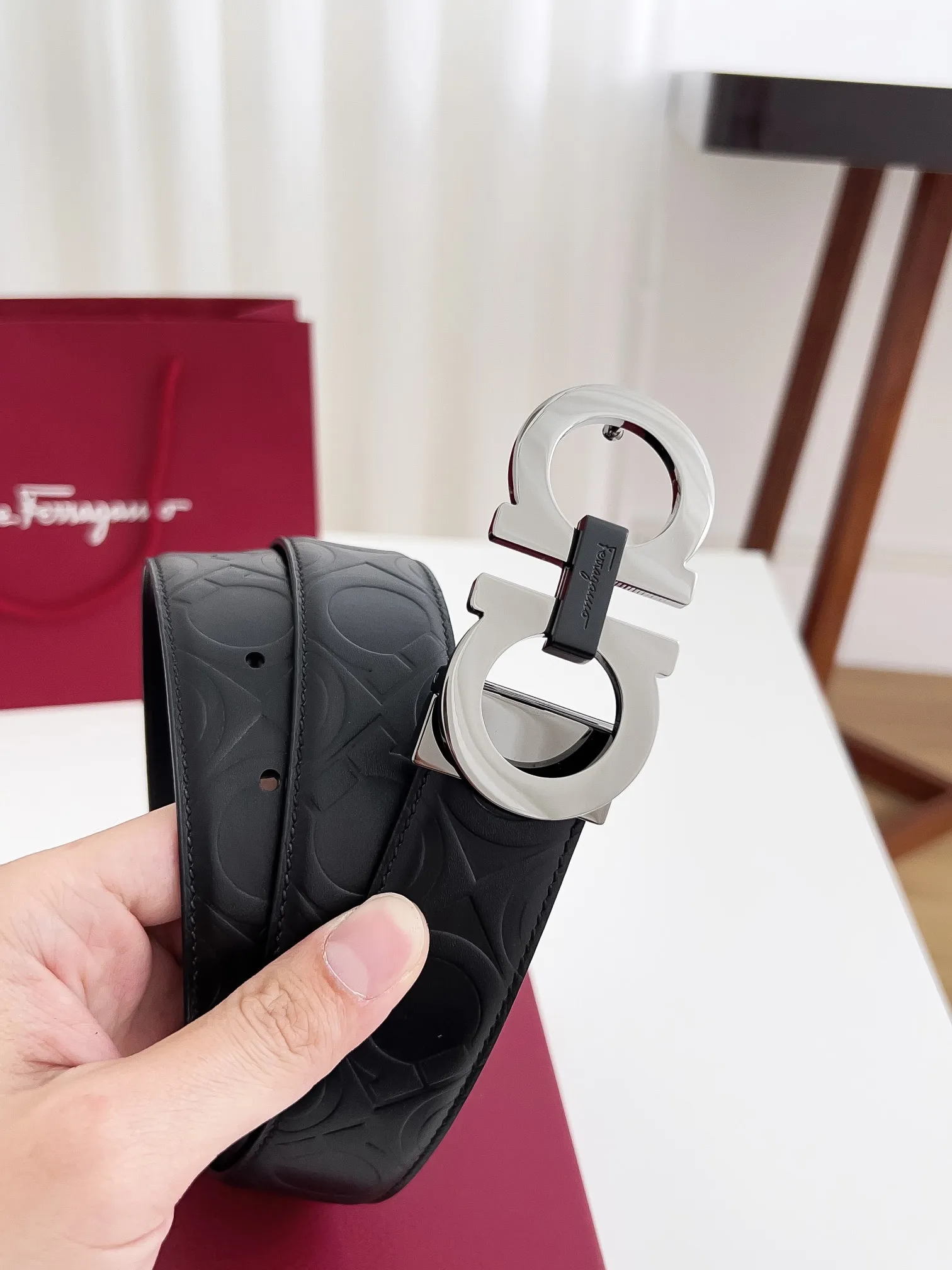 💰440💰Authentic packaging💰 💍Purchase-grade Ferragamo Width 3.5cm Imported first-layer calfskin, double-sided cowhide material, soft and Q-elastic leather. Dürkopp's diagonal stitching is exquisite and durable. Good quality goods. Button head: pure copper buckle (gold, gun color, silver) Size: 100-125cm Packaging: full set of packaging
