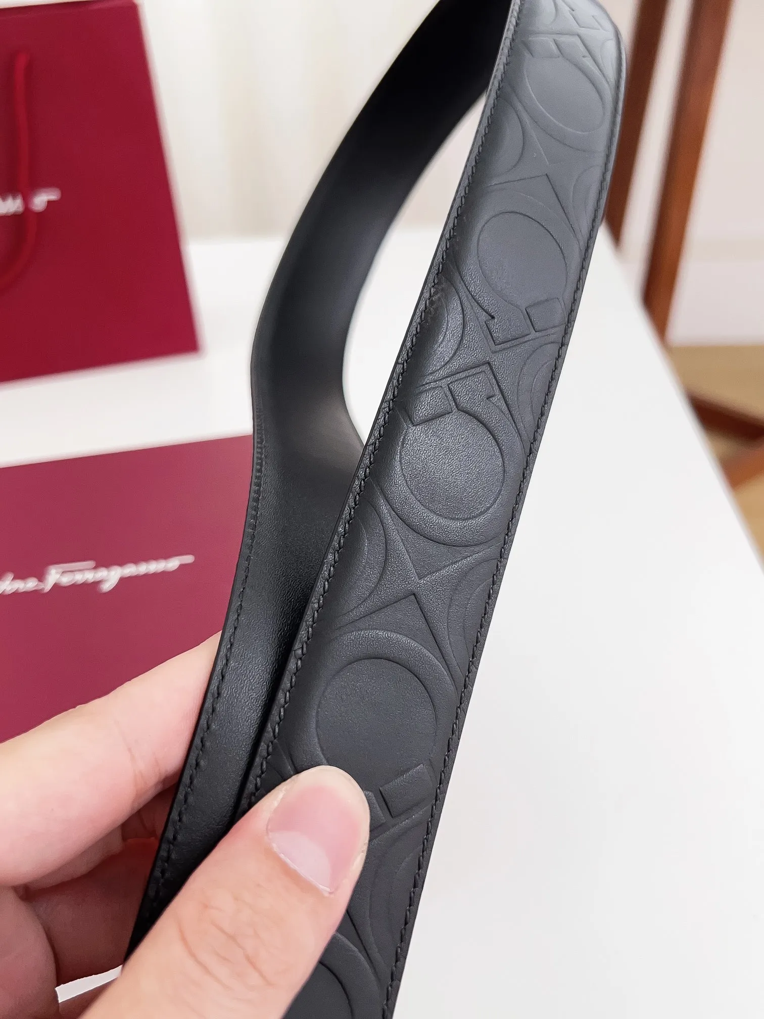 💰440💰Authentic packaging💰 💍Purchase-grade Ferragamo Width 3.5cm Imported first-layer calfskin, double-sided cowhide material, soft and Q-elastic leather. Dürkopp's diagonal stitching is exquisite and durable. Good quality goods. Button head: pure copper buckle (gold, gun color, silver) Size: 100-125cm Packaging: full set of packaging