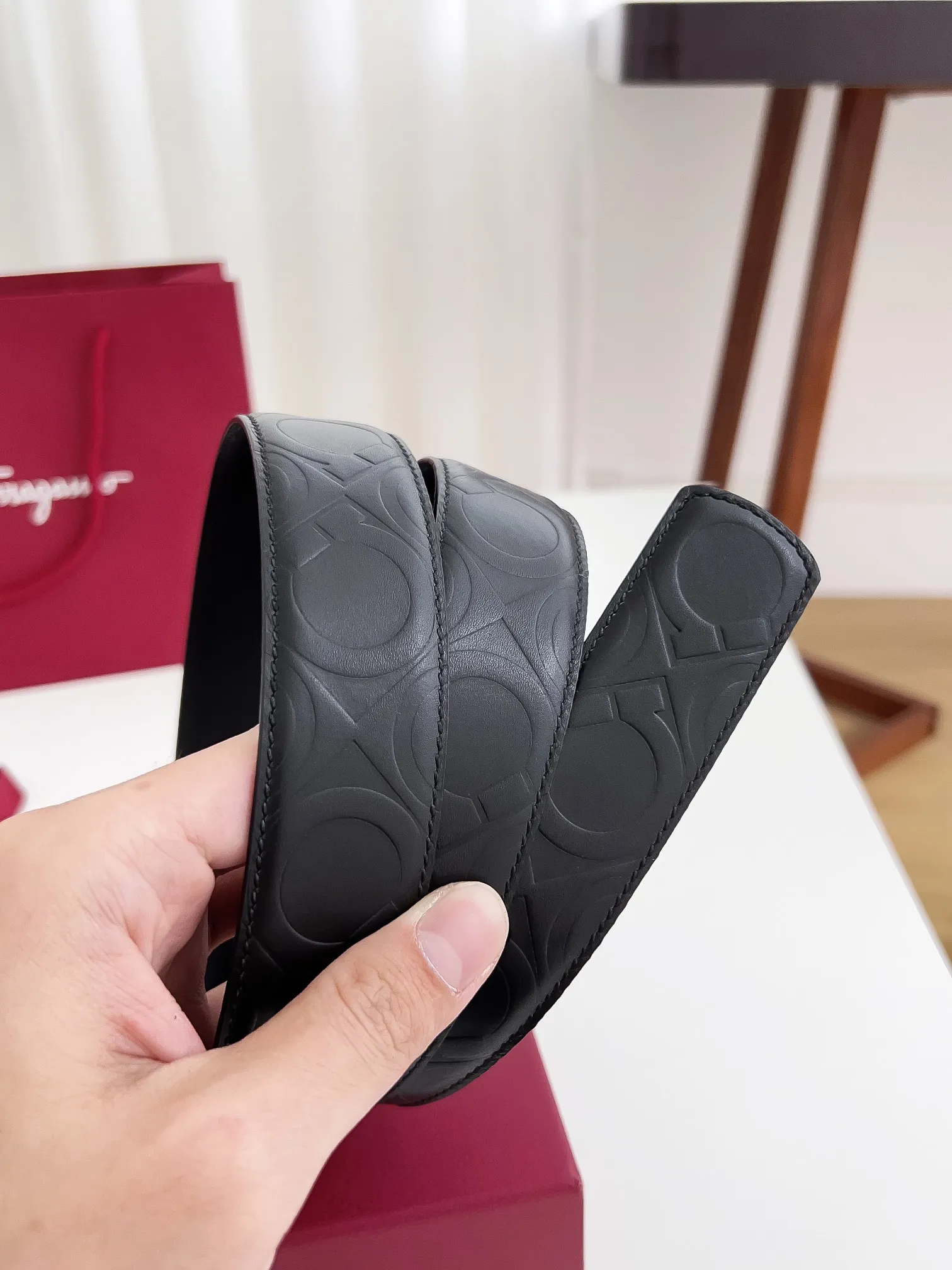 💰440💰Authentic packaging💰 💍Purchase-grade Ferragamo Width 3.5cm Imported first-layer calfskin, double-sided cowhide material, soft and Q-elastic leather. Dürkopp's diagonal stitching is exquisite and durable. Good quality goods. Button head: pure copper buckle (gold, gun color, silver) Size: 100-125cm Packaging: full set of packaging