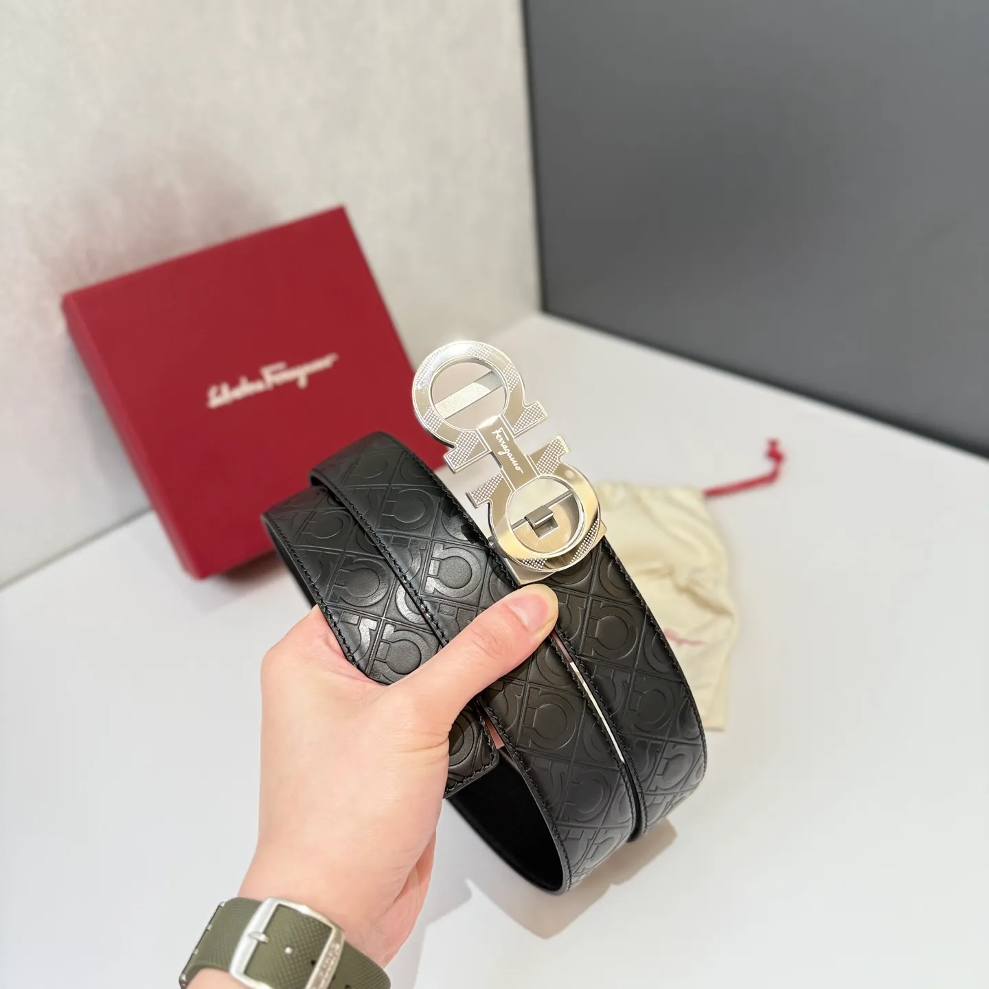 💰460💰Full package💰 💍Purchase level Salvatore Ferragamo is an Italian luxury brand known for its high-quality leather goods, shoes and accessories. Ferragamo's belts are one of its classic products, usually made of high-quality leather, with simple yet elegant designs, suitable for both business and leisure occasions. Automatic smooth buckle belt, stainless steel hardware, matching original leather belt body, adjustable length 🔝🔝🔝❤️❤️❤️