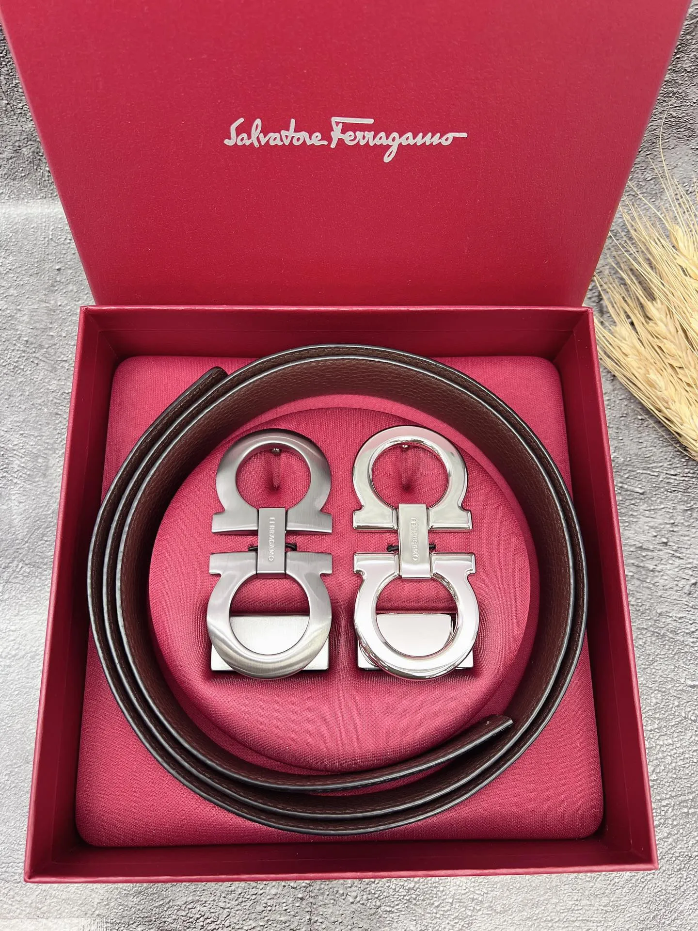 💰560💰Full set of packaging💰 💍Purchasing grade FERRAGAMO⚡️🌹Double-buckle series The same style as the official website for early autumn🎉 Width: 3.5CM Purchasing quality Double buckles can be used with each other Double-sided imported calfskin belt Supports chip scanning The length can be cut by yourself, giving you a counter-like experience 360-degree high-quality metal buckle with no dead ends, worn around the waist to perfectly reflect the quality of life⚡️🌹Gifts and personal use👍