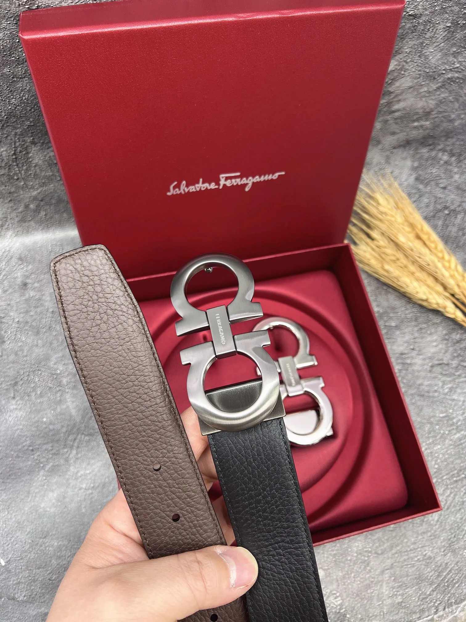 💰560💰Full set of packaging💰 💍Purchasing grade FERRAGAMO⚡️🌹Double-buckle series The same style as the official website for early autumn🎉 Width: 3.5CM Purchasing quality Double buckles can be used with each other Double-sided imported calfskin belt Supports chip scanning The length can be cut by yourself, giving you a counter-like experience 360-degree high-quality metal buckle with no dead ends, worn around the waist to perfectly reflect the quality of life⚡️🌹Gifts and personal use👍