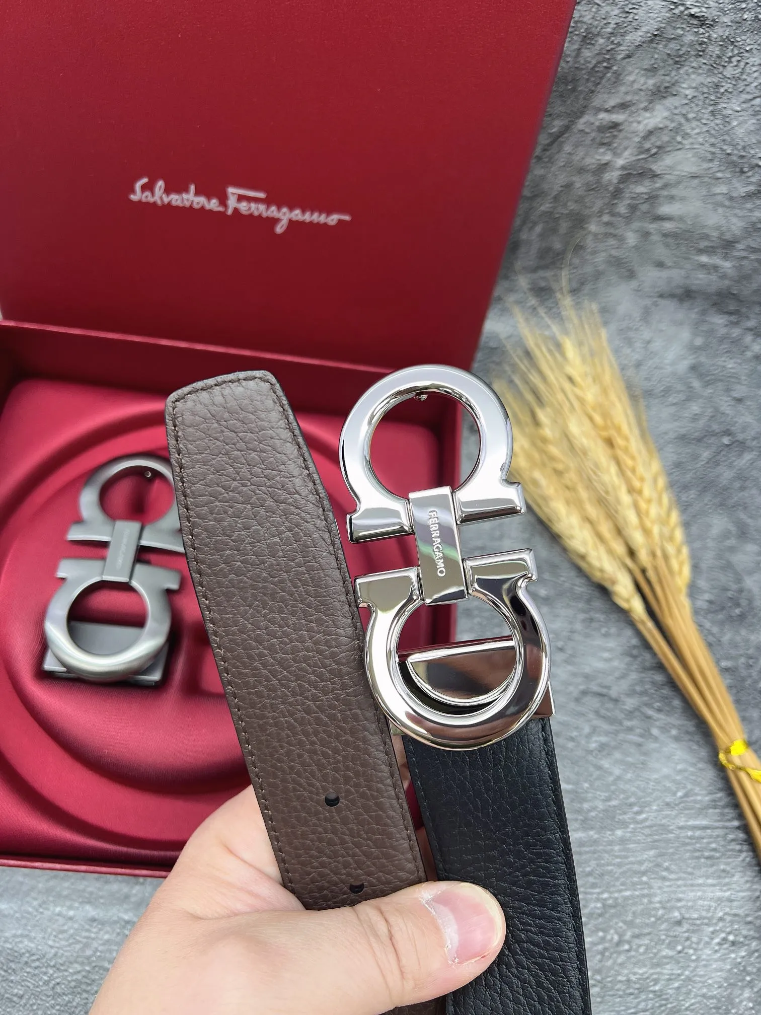 💰560💰Full set of packaging💰 💍Purchasing grade FERRAGAMO⚡️🌹Double-buckle series The same style as the official website for early autumn🎉 Width: 3.5CM Purchasing quality Double buckles can be used with each other Double-sided imported calfskin belt Supports chip scanning The length can be cut by yourself, giving you a counter-like experience 360-degree high-quality metal buckle with no dead ends, worn around the waist to perfectly reflect the quality of life⚡️🌹Gifts and personal use👍