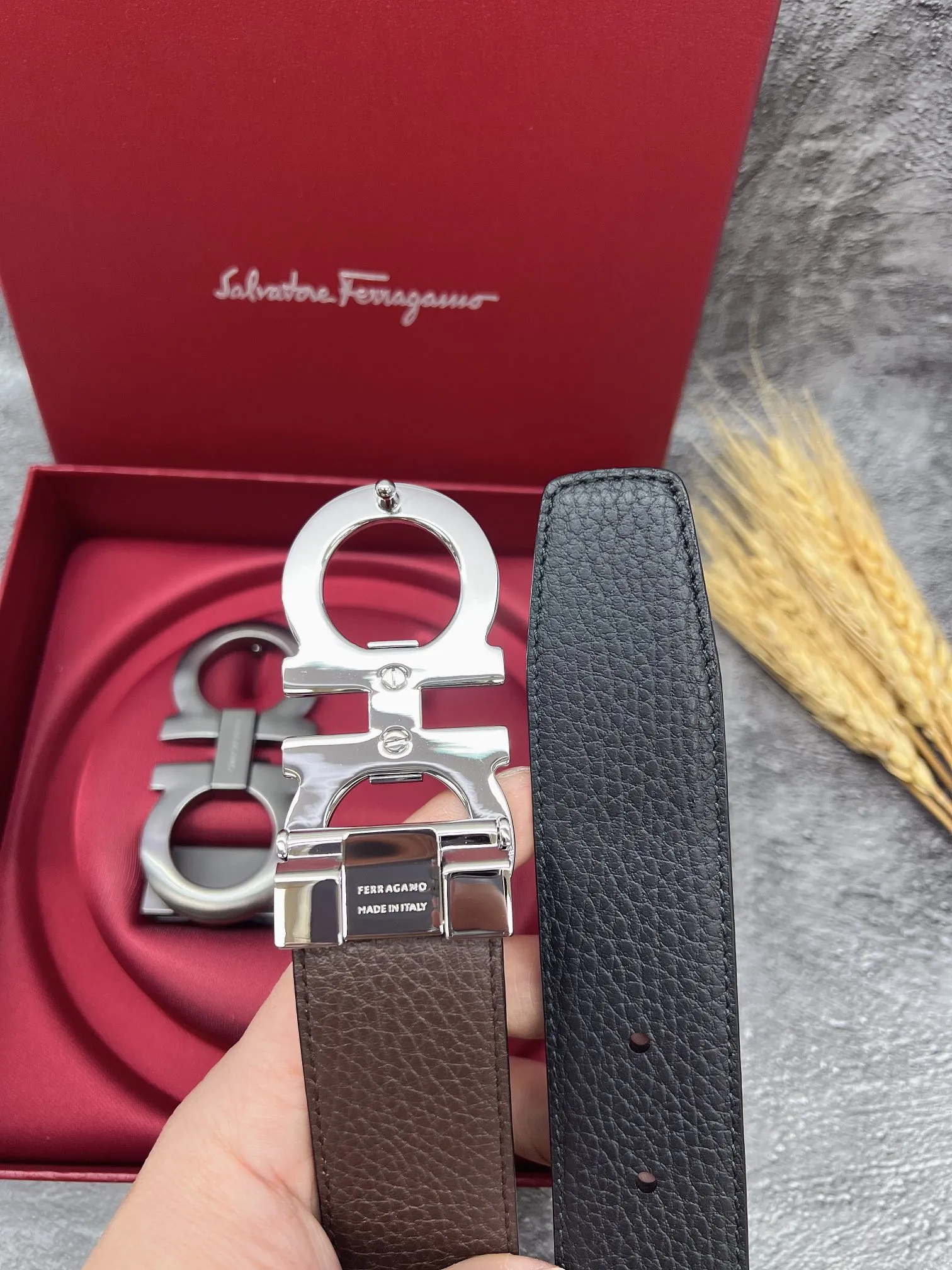 💰560💰Full set of packaging💰 💍Purchasing grade FERRAGAMO⚡️🌹Double-buckle series The same style as the official website for early autumn🎉 Width: 3.5CM Purchasing quality Double buckles can be used with each other Double-sided imported calfskin belt Supports chip scanning The length can be cut by yourself, giving you a counter-like experience 360-degree high-quality metal buckle with no dead ends, worn around the waist to perfectly reflect the quality of life⚡️🌹Gifts and personal use👍